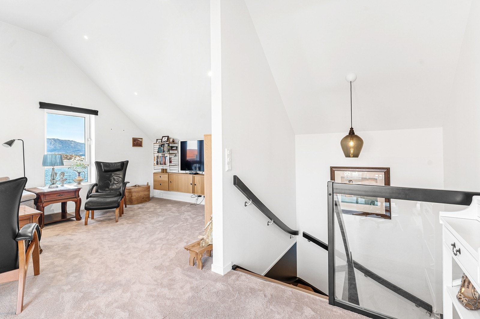 Loftstuen er av god størrelse og fungerer perfekt som tv-stue, lekerom eller som ekstra soverom til gjester. Galleribilde