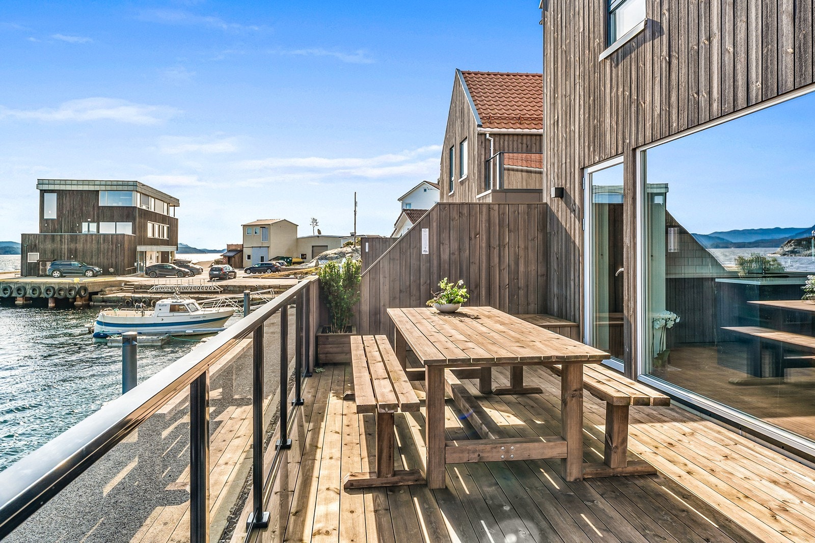 Boligen strekker seg over to plan og byr på flere herlige uteplasser, 2(3) soverom, 2 stuer og 2 bad. Galleribilde