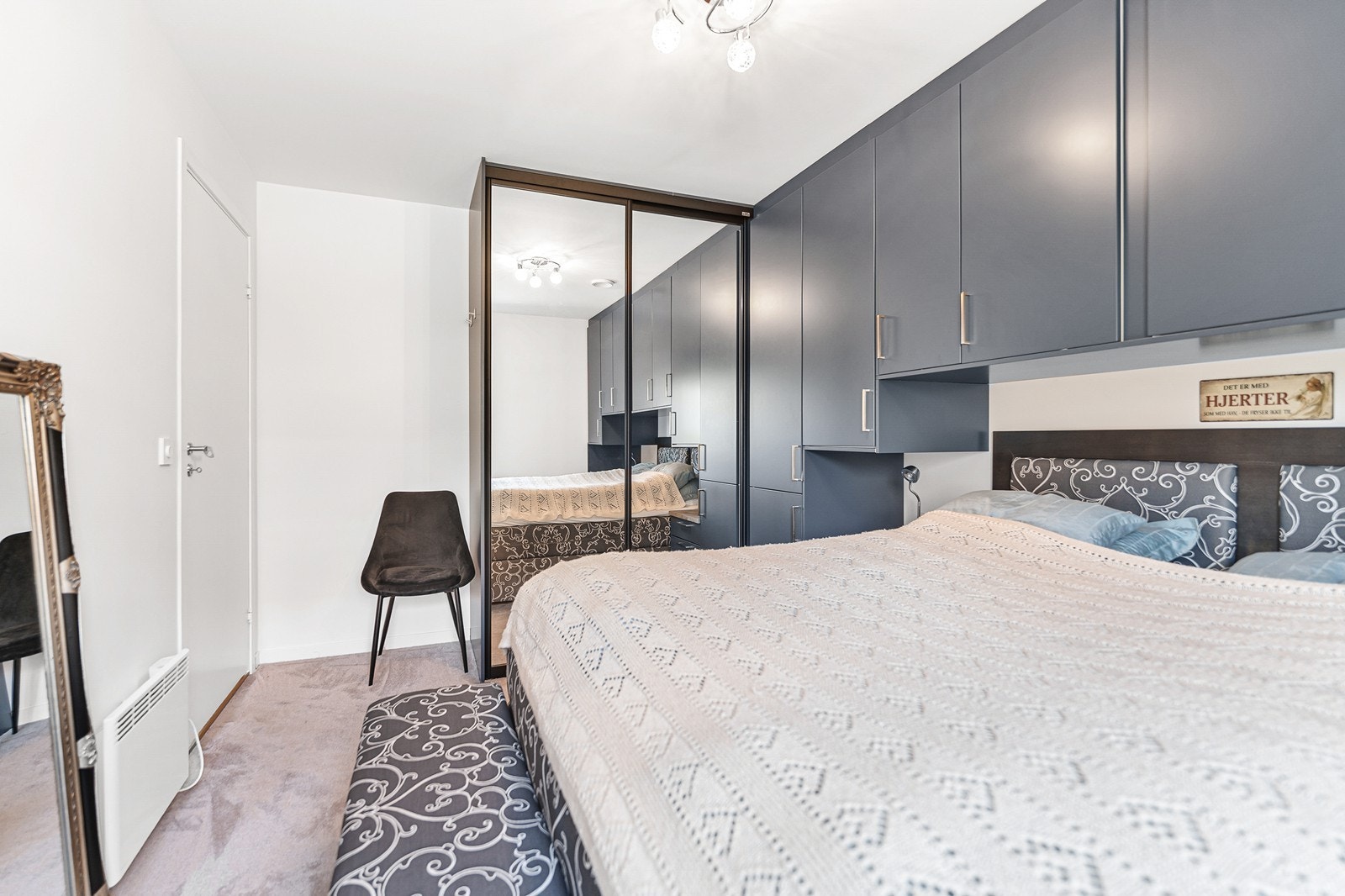 Soverommet har godt med lagringsplass i stedsbygd garderobeskap. Galleribilde