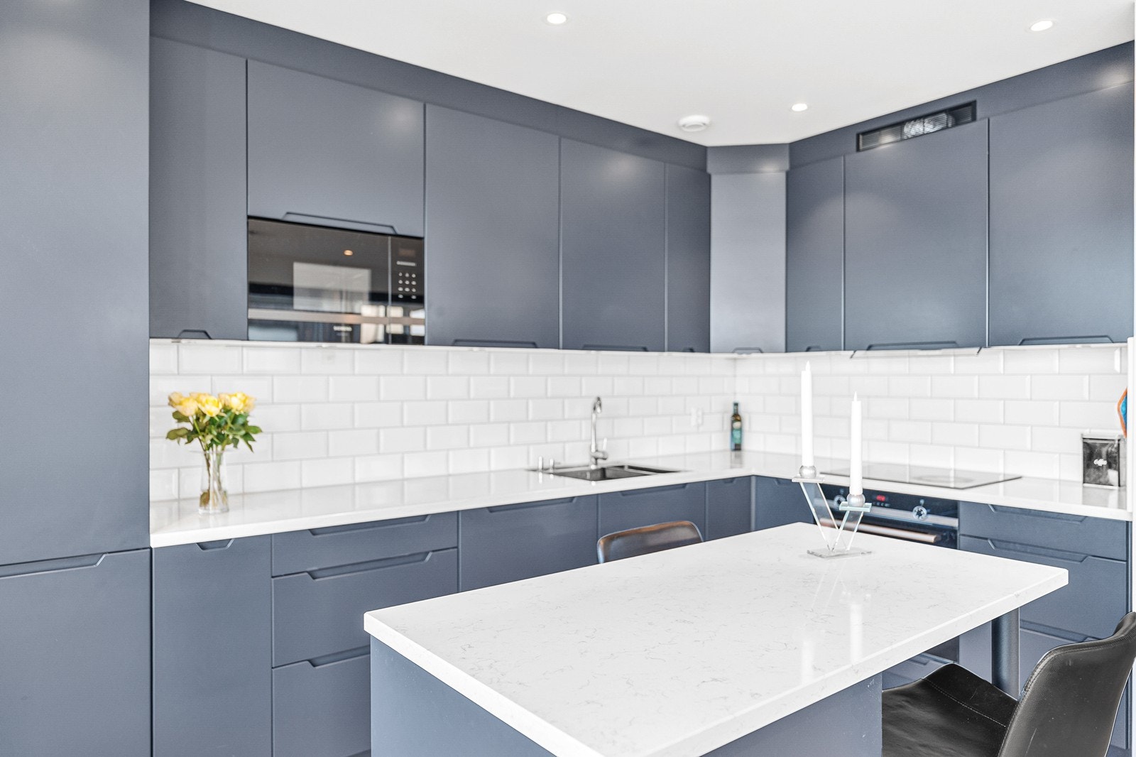 Videre er kjøkkenet fult utstyrt med integrerte hvitevarer som oppvaskmaskin, kjøleskap m/frys, steikeovn, mikrobølgeovn og induksjons platetopp. Galleribilde