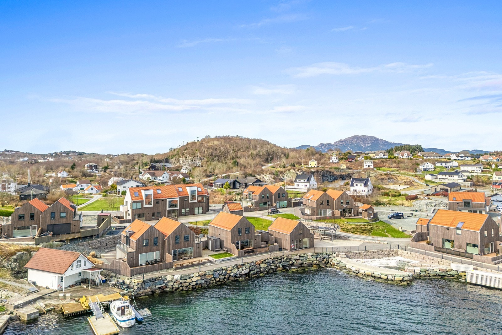 Eiendommen har en fin beliggenhet ved sjøen. Her kan du nyte de maritime omgivelsene til det fulle og ha litt ferie hver dag. Galleribilde