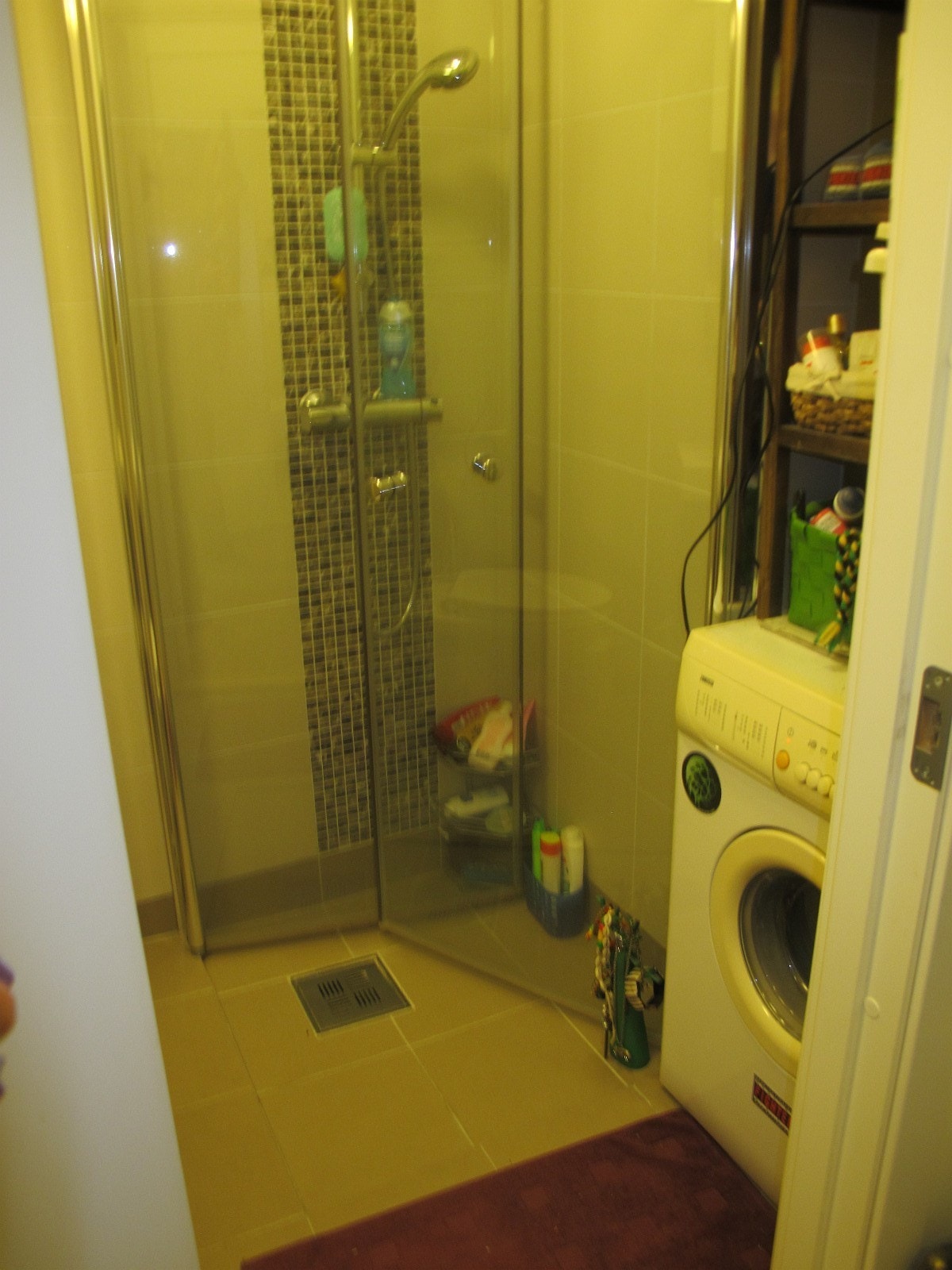 Badet: Dusj og mulighet for vaskemaskin Galleribilde