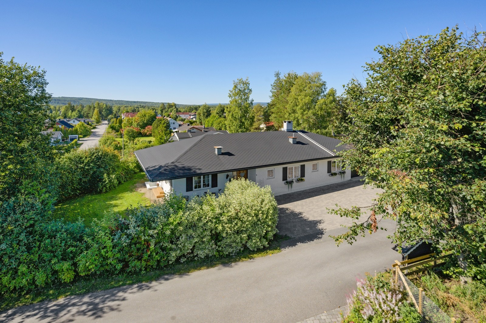 Eiendommen ligger skjermet og usjenert til. Galleribilde