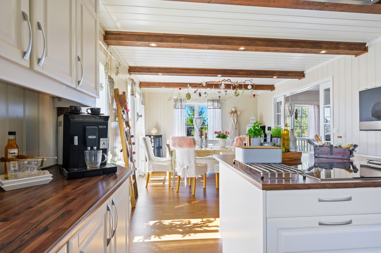 Praktisk kjøkkenøy med koketopp. Galleribilde