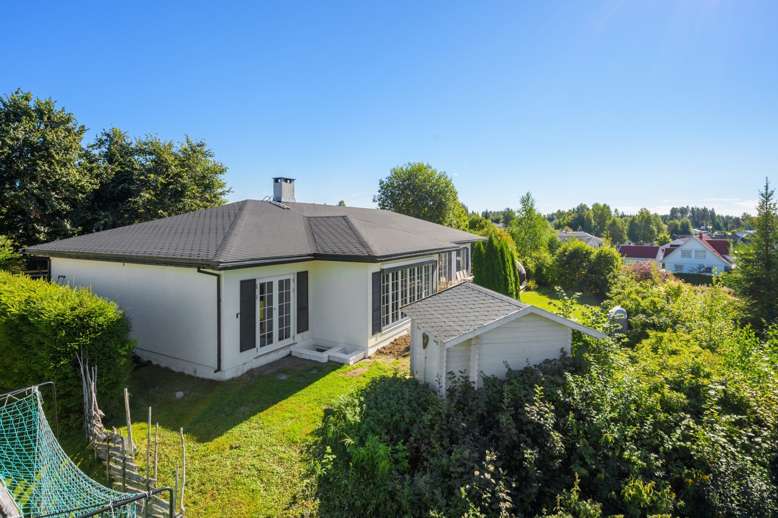 Det er kort vei til dagligvare, skole og barnehage fra eiendommen. Nærområdet er godt tilrettelagt med gang- og sykkelstier. Galleribilde
