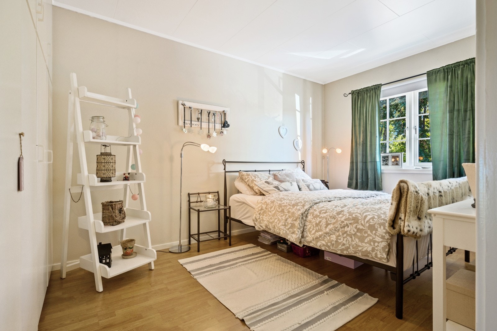 Boligen har til sammen tre soverom. Dette soverommet befinner seg i 1.etasje og har god størrelse. Integrert garderobeskap. Galleribilde