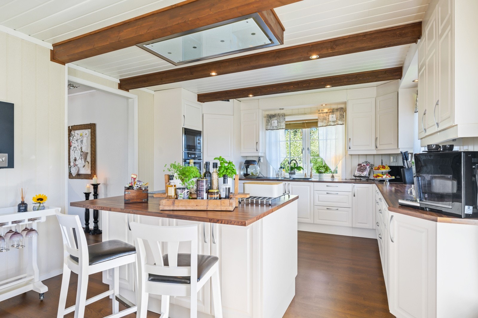 Kjøkkenet har en pen, tidløs innredning med takhøyde skap og god oppbevaringsplass. Galleribilde