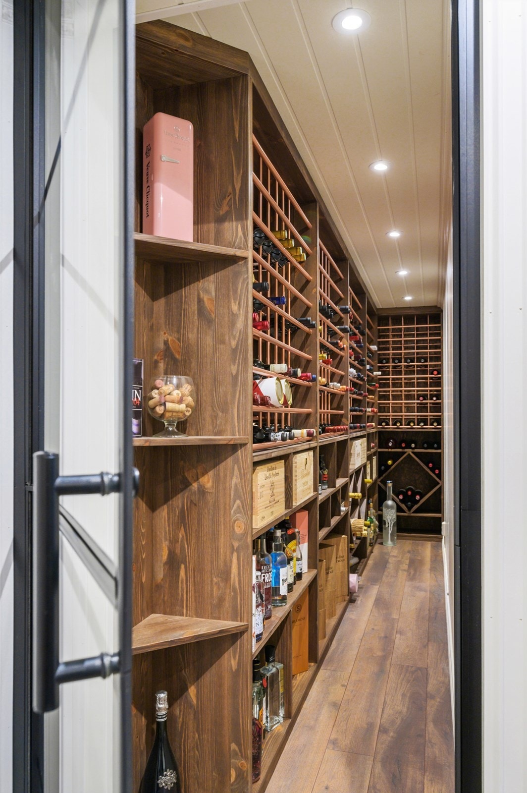 I kjelleren finner man en godt innredet vinkjeller med god plass. Galleribilde
