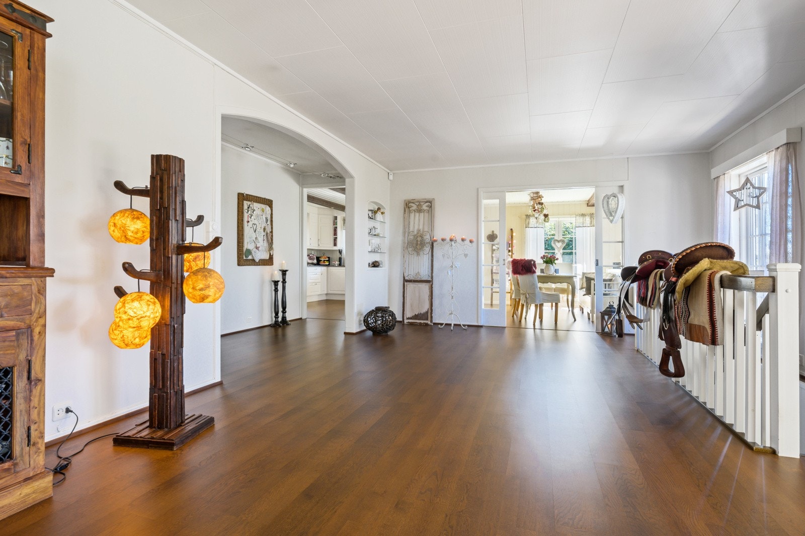 Fra stuen er adkomst til spisestue via en dobbel glassdør. Det er også dels åpen løsning mot kjøkkenet fra stuen. Galleribilde