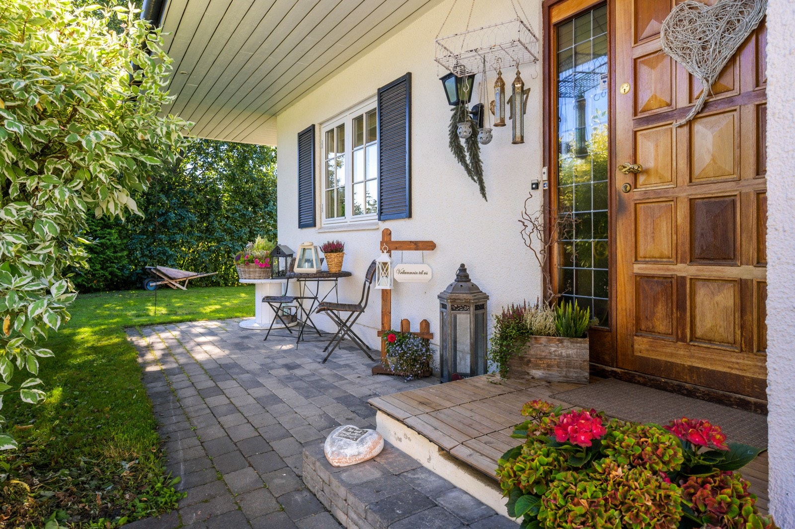 Overbygget og koselig inngangsparti med god plass til sittegruppe. Galleribilde