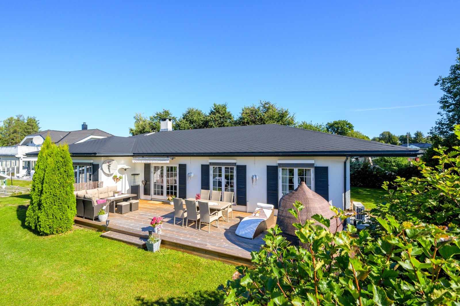 Boligen har en stor, åpen og særdeles solrik terrasseplatting. Galleribilde