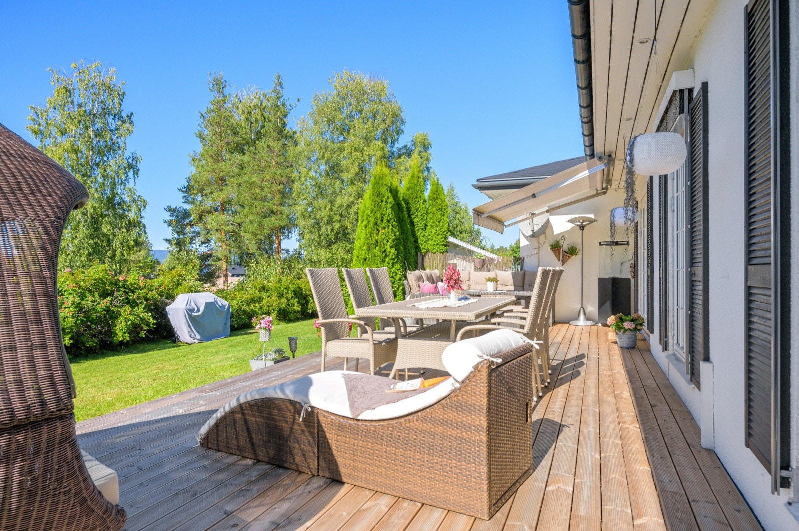 Terrassen er åpen, men har markise dersom man ønsker skygge. Galleribilde