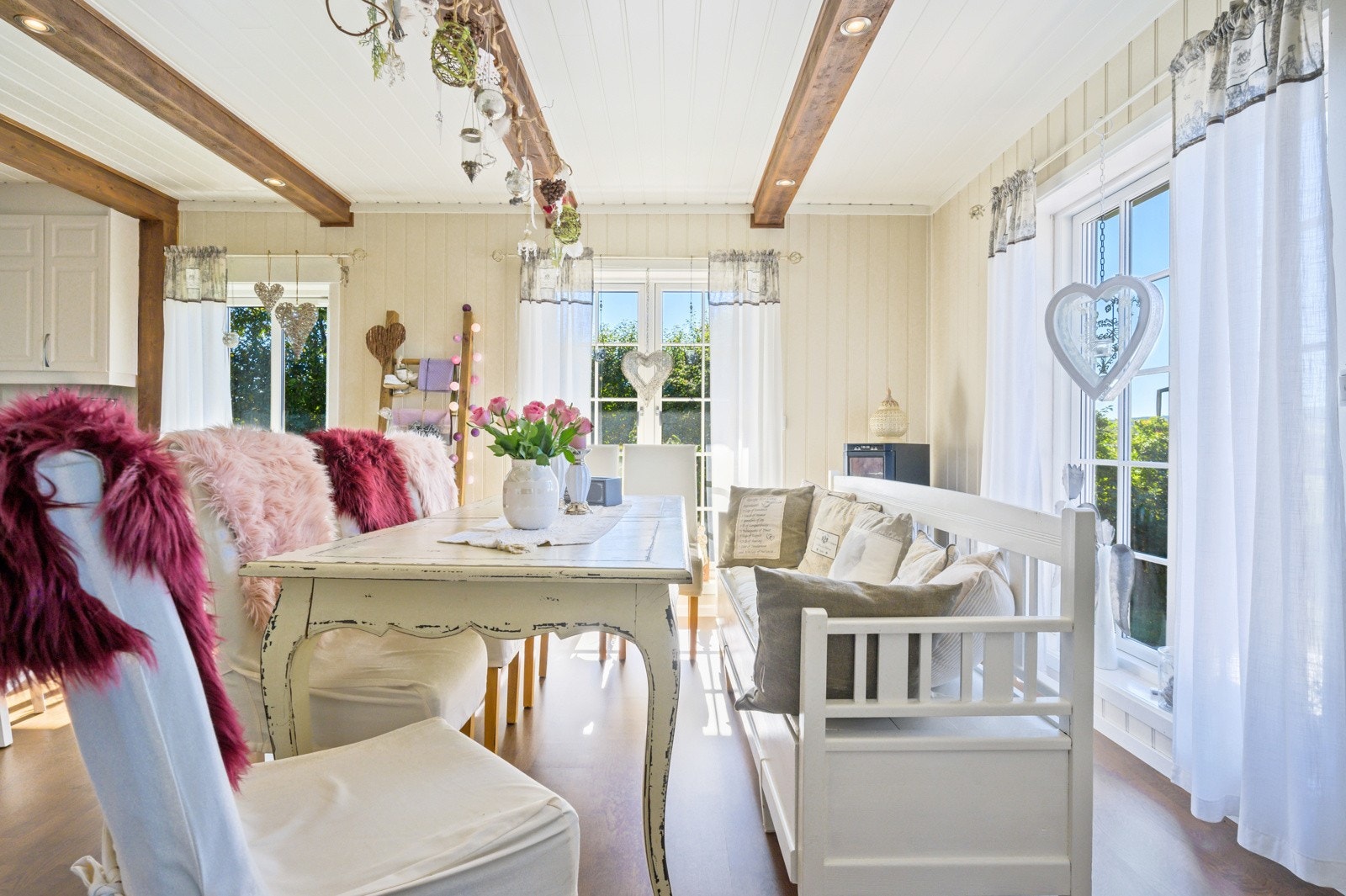 Spisestuen er av god størrelse, og med åpen, sosial løsning mot kjøkkenet. Galleribilde