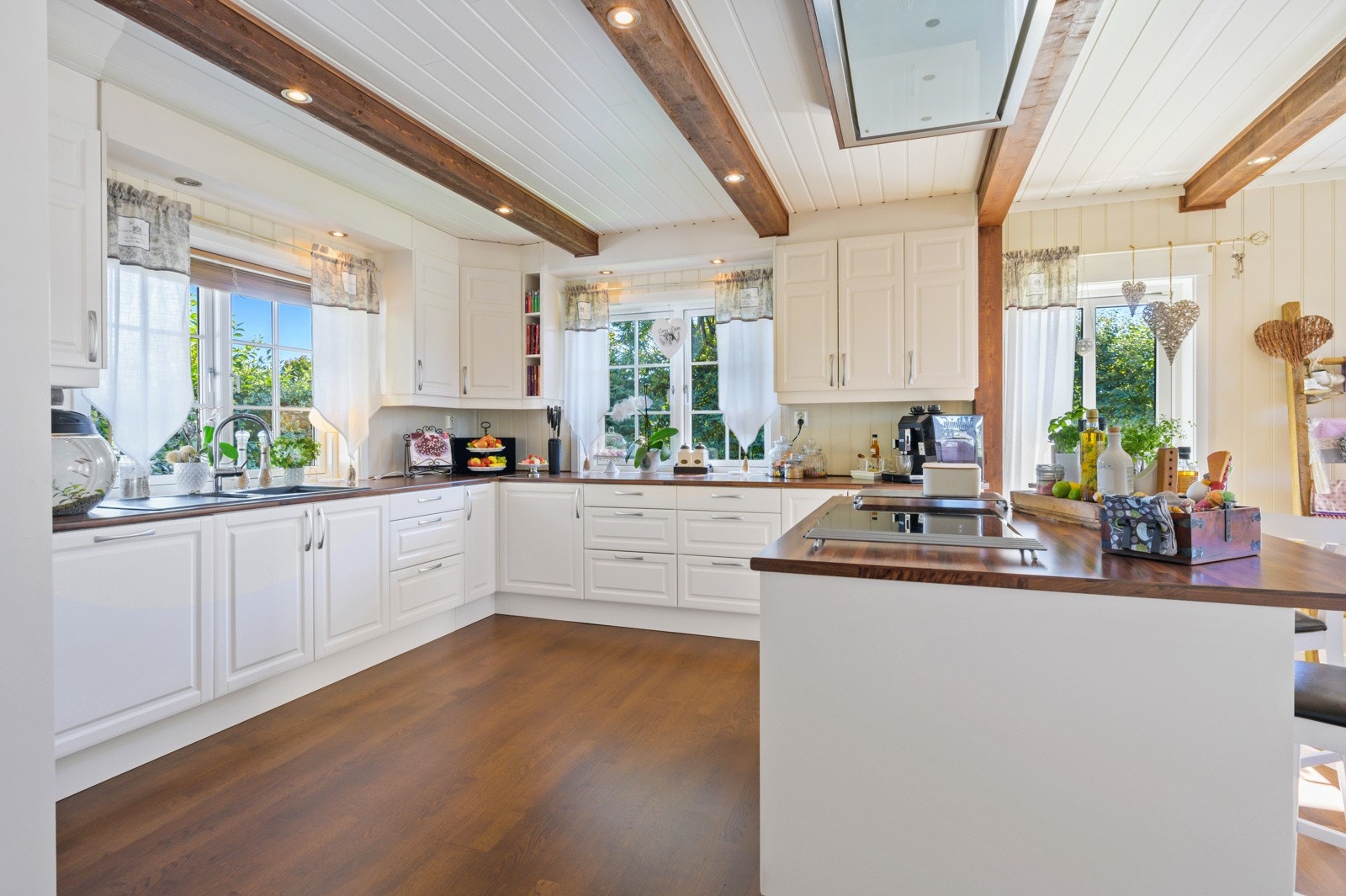 Kjøkkeninnredningen har integrert kjøleskap, microbølgeovn, koketopp, stekeovn og oppvaskmaskin. Galleribilde