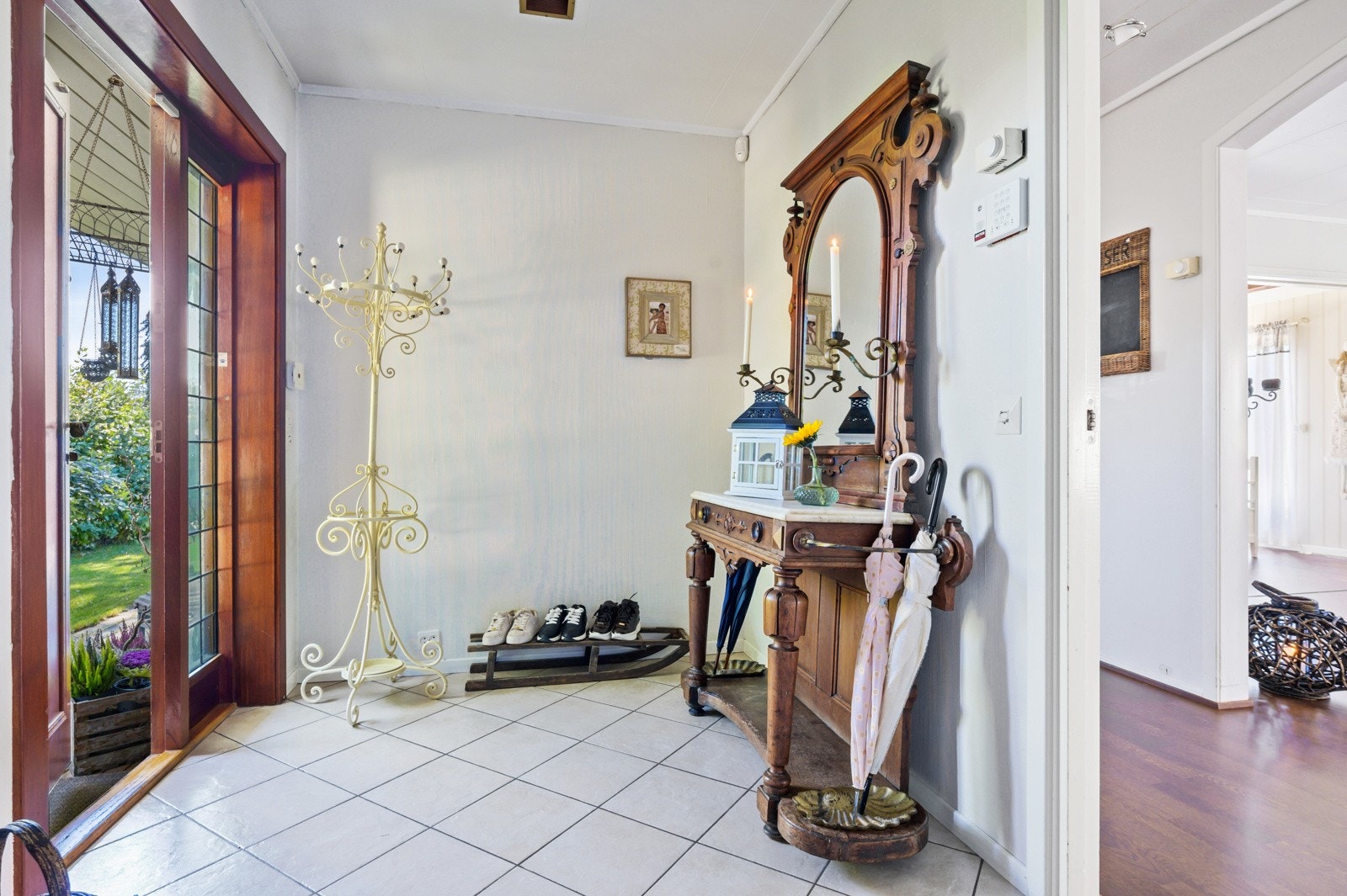 Du ønskes velkommen inn i en lys og romslig gang, med flislagt gulv og god plass til garderobeløsning. Galleribilde