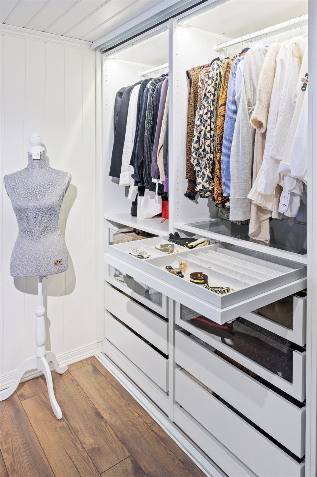 Skyvedørsgarderoben er praktisk innredet med god oppbevaringsplass til både klær og tilbehør. Galleribilde