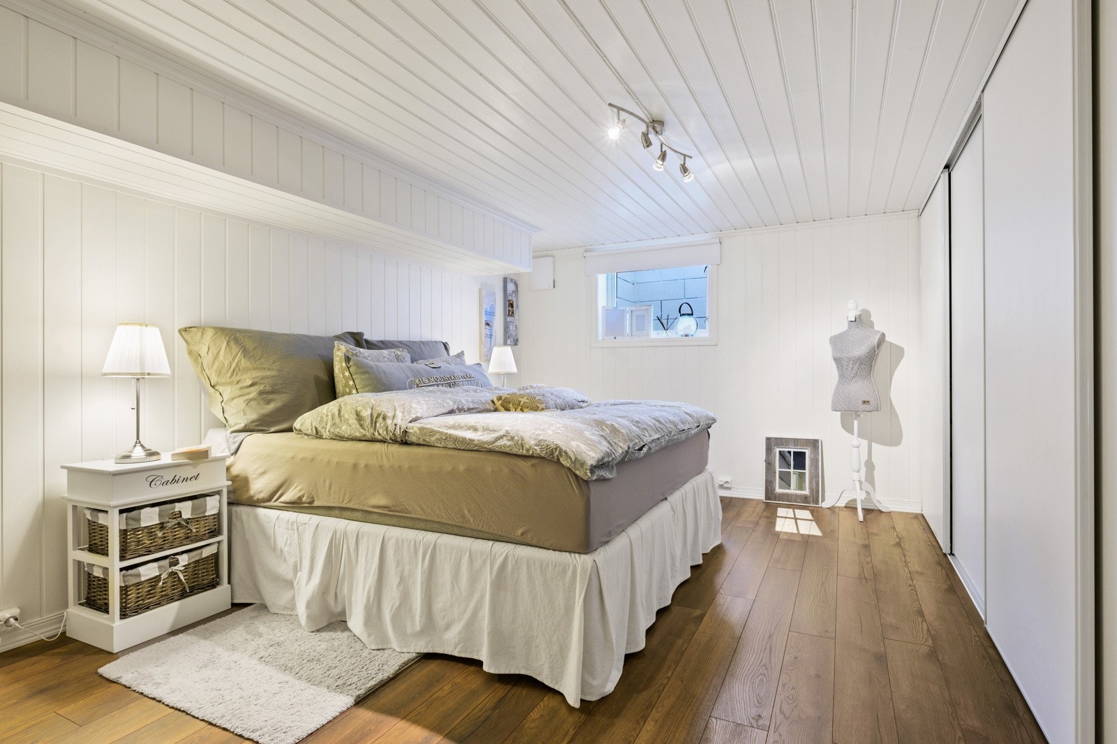 I kjelleren er det et stort soverom med god plass til dobbeltseng. Rommet har også en integrert skyvedørsgarderobe. Galleribilde