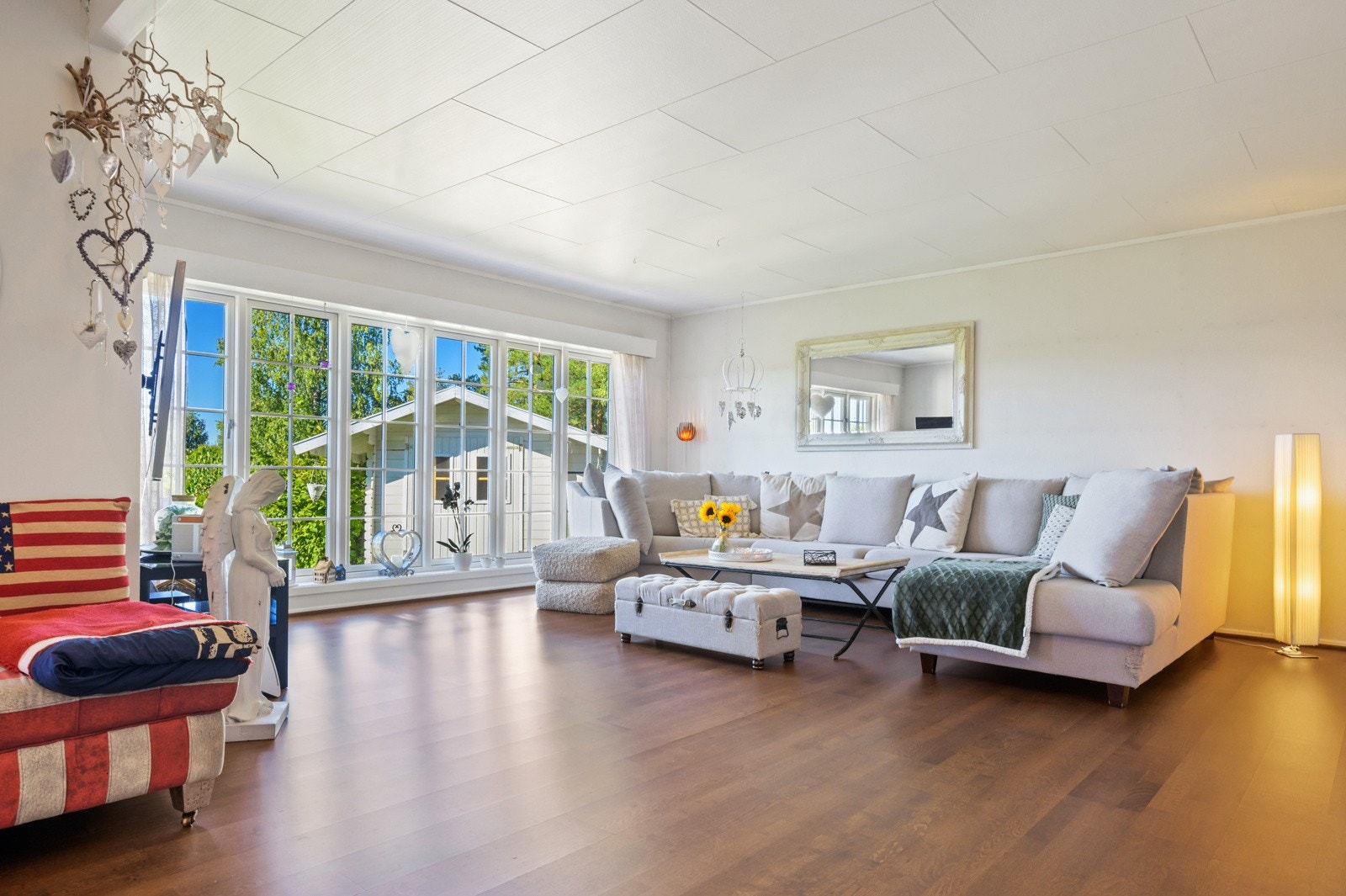 Stuen og lys og åpen, med store vindusflater som gir rikelig med naturlig lys. Galleribilde