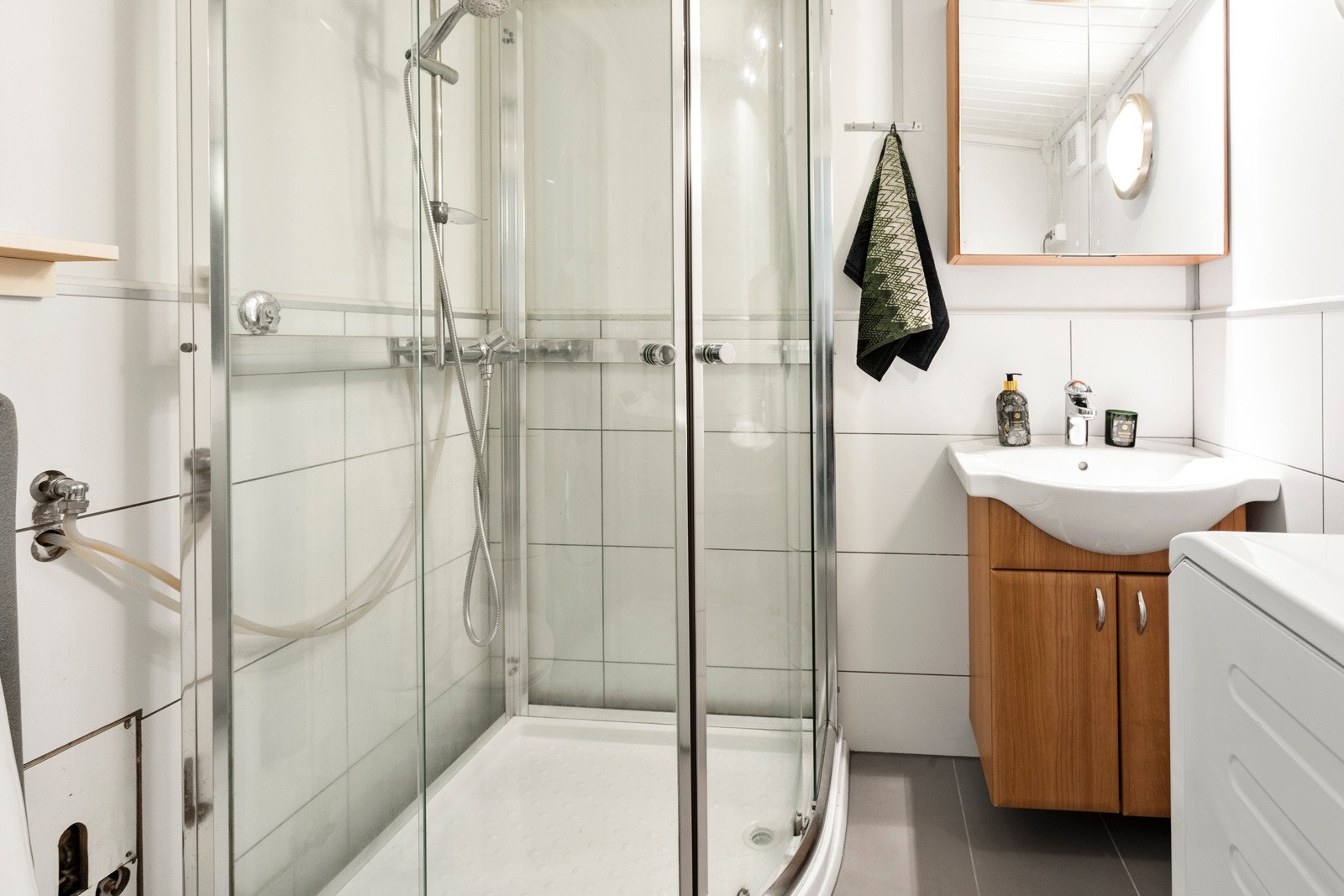 Bad med dusjkabinett Galleribilde