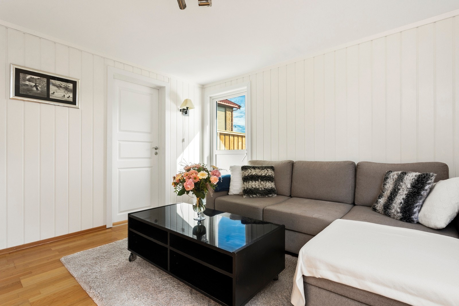 Stuen rommer god plass til sofa og sittegruppe Galleribilde