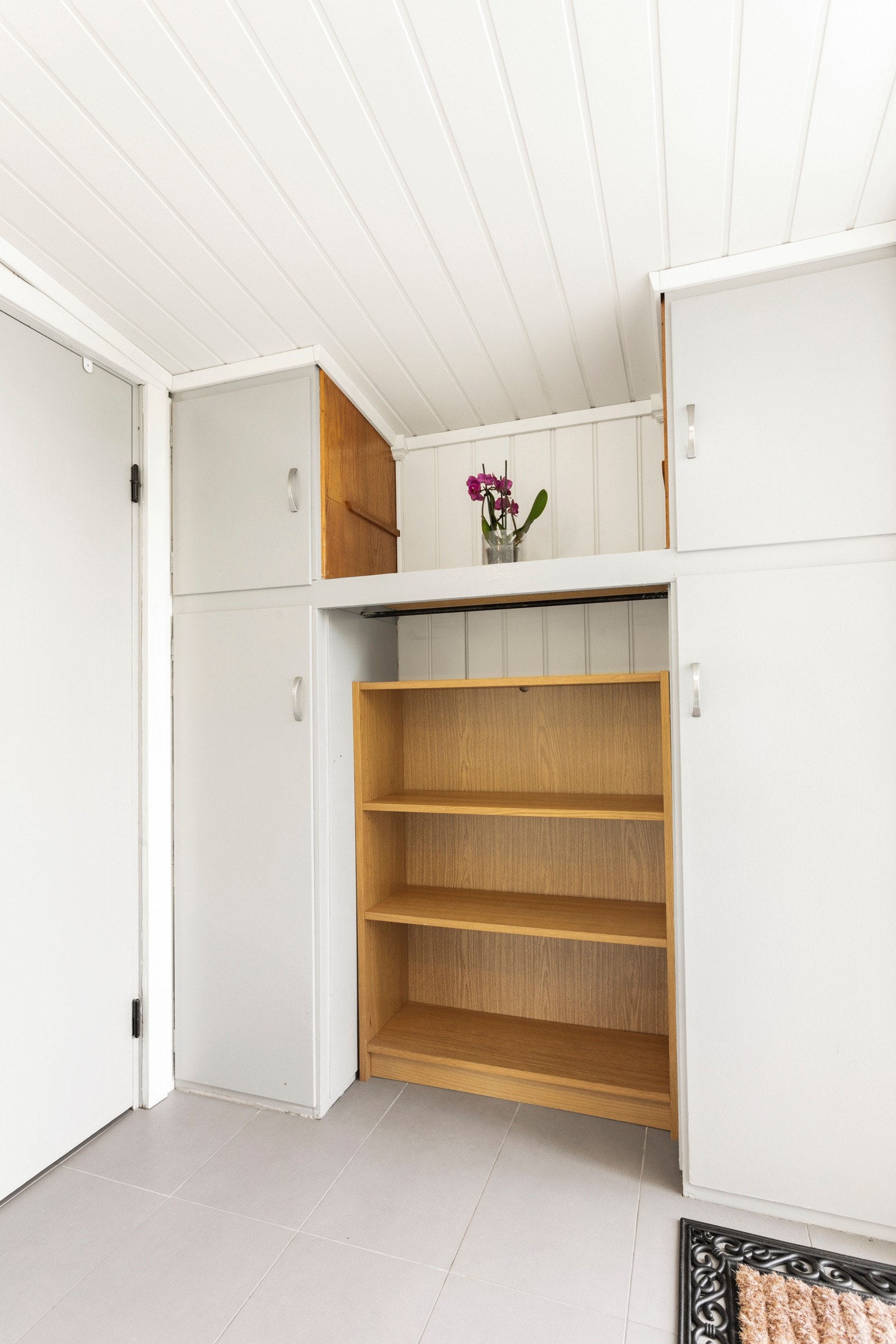 Praktiske hyller til oppbevaring i entreen Galleribilde