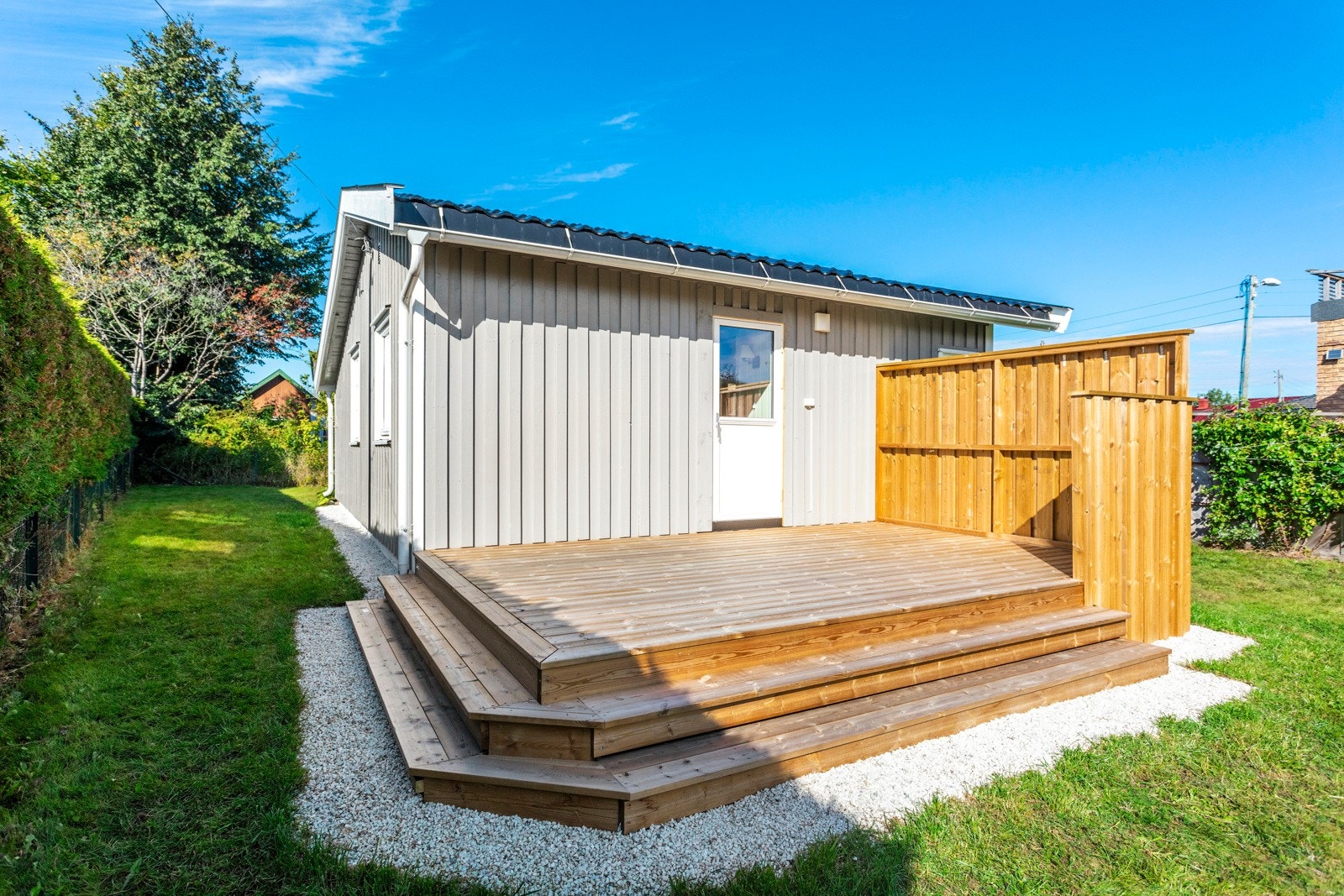 Stor nyere trrasse med gode solforhold og skjerming mot innsyn Galleribilde