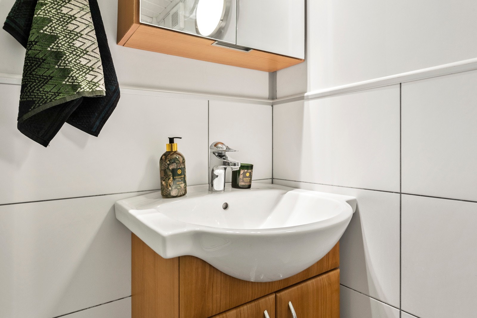 Servant med skap på badet Galleribilde