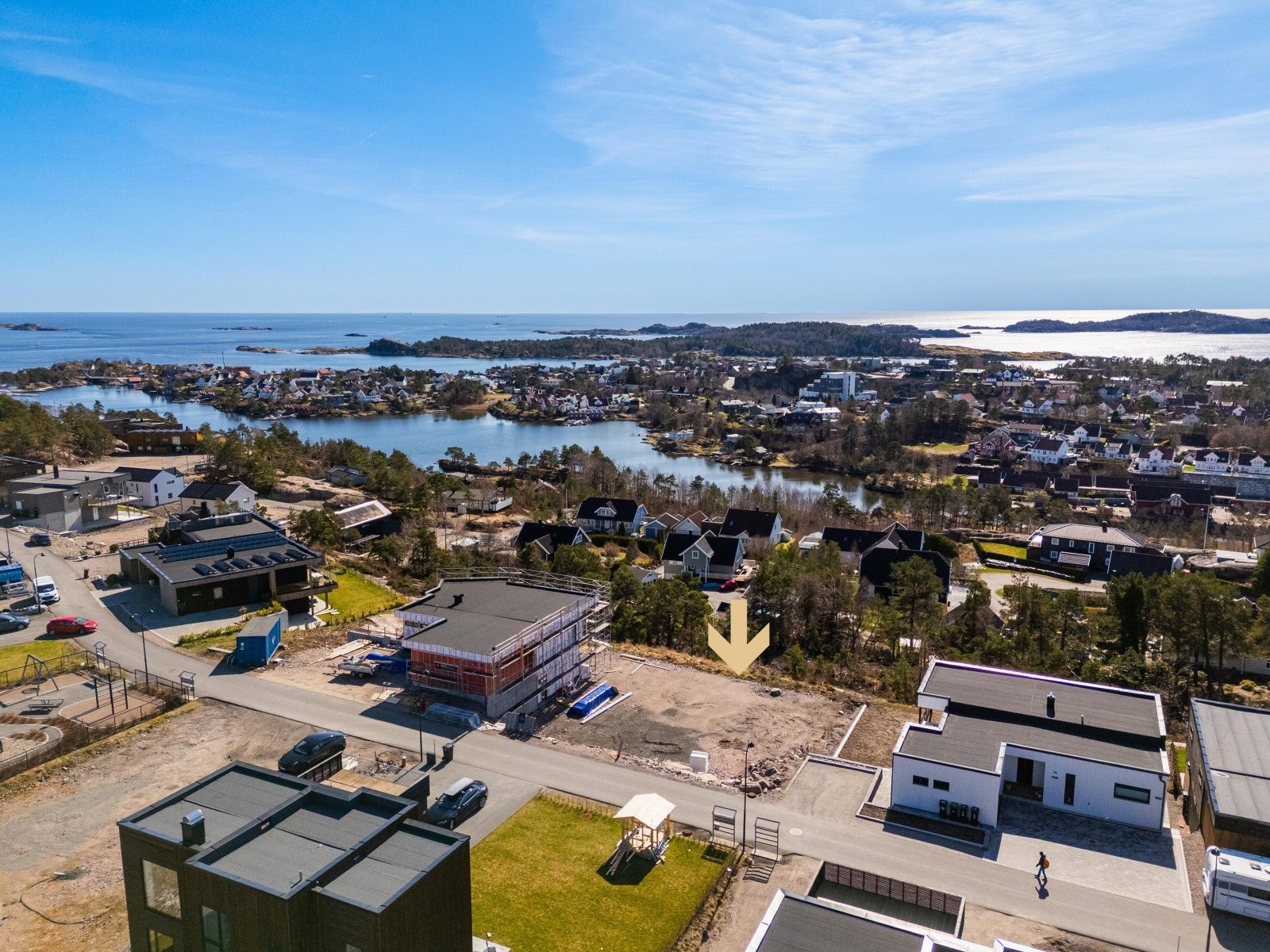 Tomten ligger i første rekke med fantastisk utsikt og gode solforhold Galleribilde