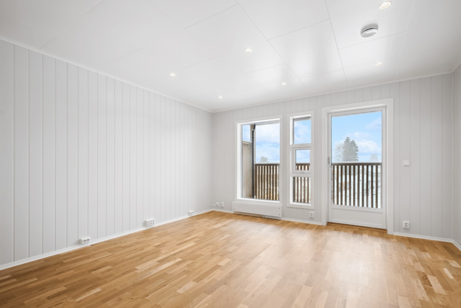 Malte veggplater og downlights i himling. Galleribilde