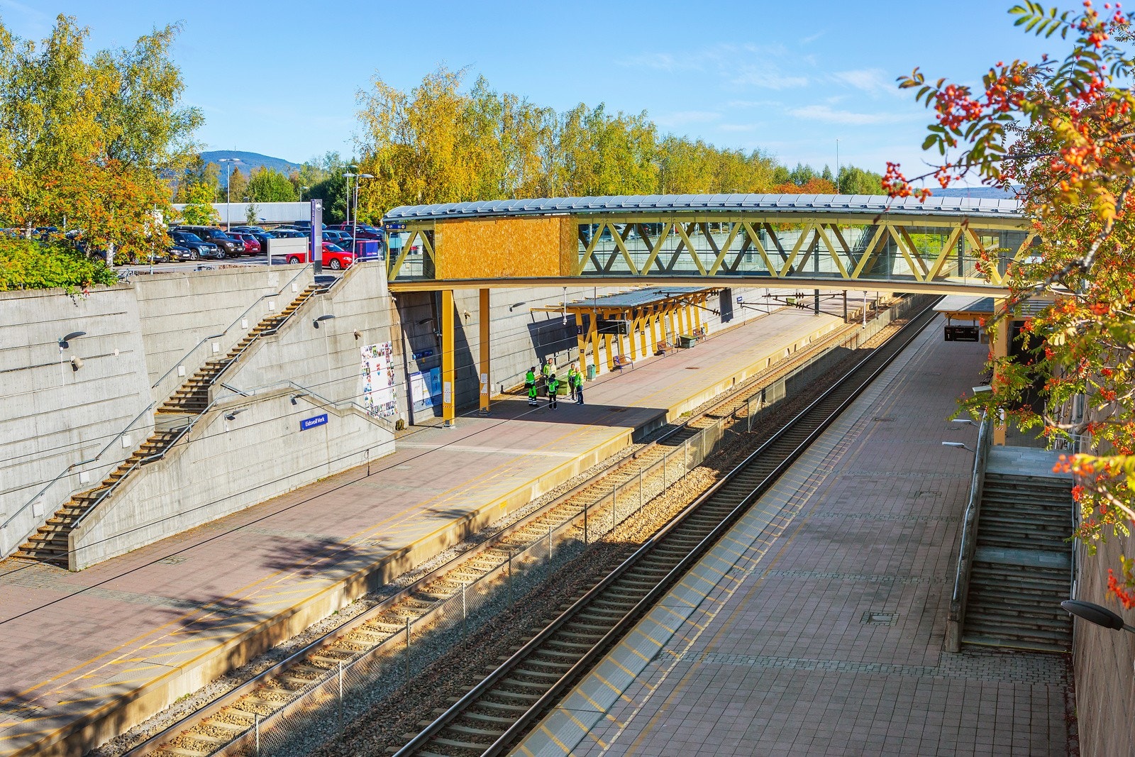 Det er kort vei til Eidsvoll Verk Stasjon med hyppige avganger mot Oslo og Oslo Lufthavn. Galleribilde
