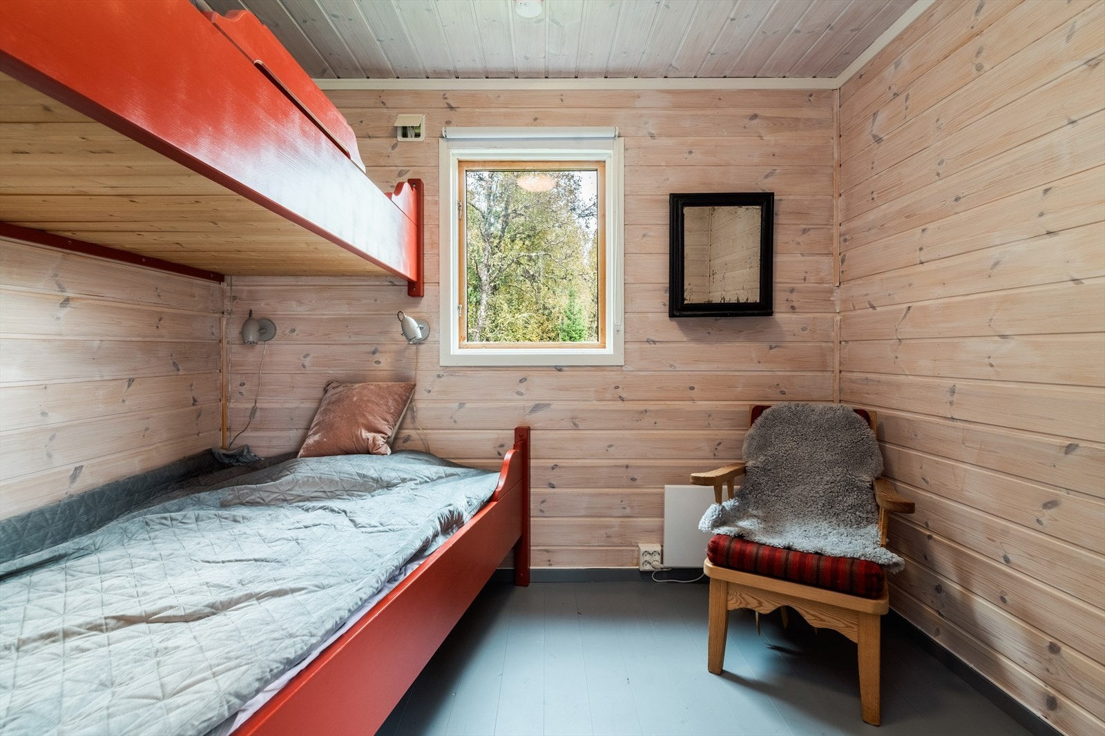 I tillegg har annekset et kjøkken og et soverom. På soverom er det plassbygget køyeseng. Galleribilde