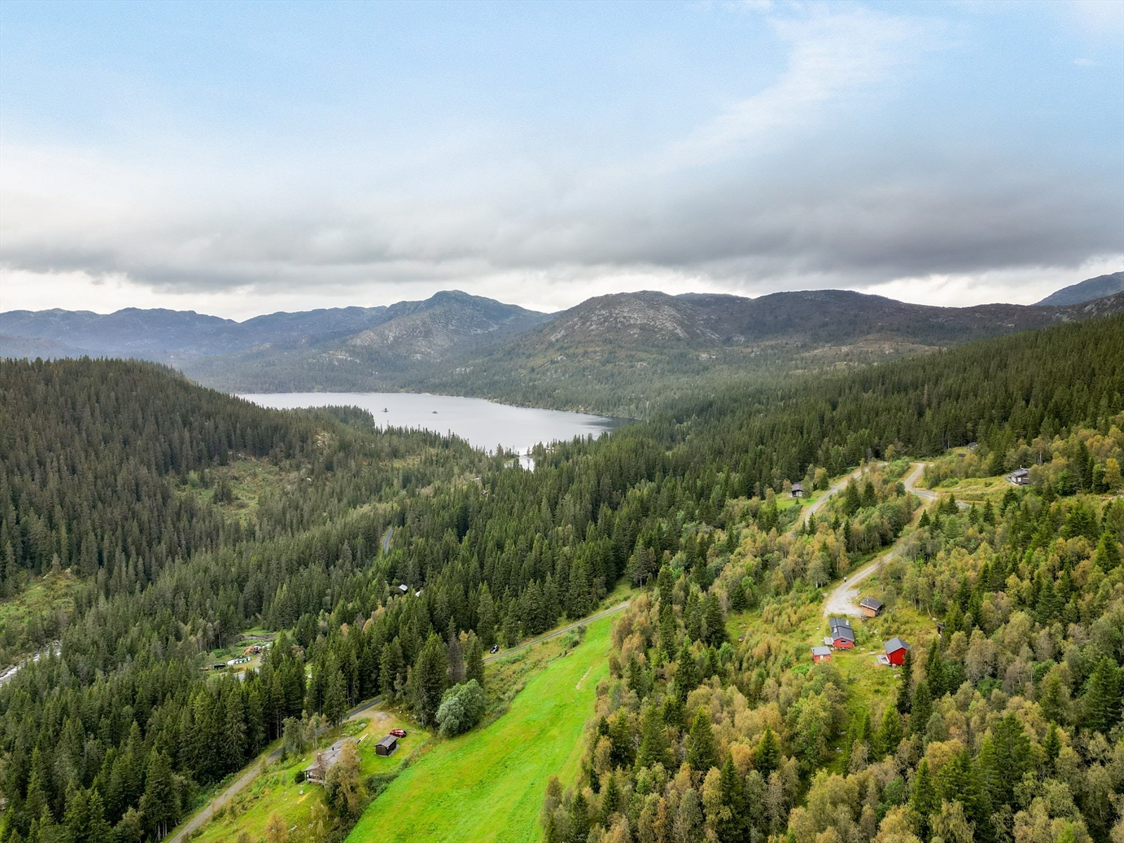 Sommer og høst er det stier innover fjellet med gode bærmuligheter, samt er det gode muligheter for å fiske i de forskjellige vannene i området. Vinterstid er det flere flotte, oppkjørte skiløyper i nærområdet. Galleribilde