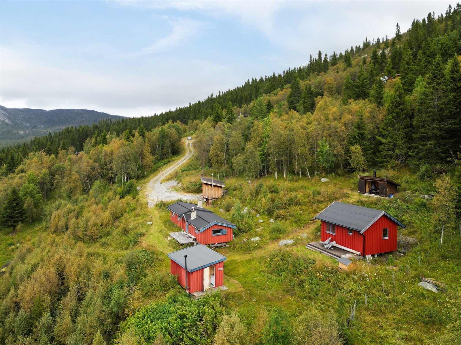 Eiendommen ligger vestvendt og fint til i Bondal i Tuddal, omkranset av vakkert naturlandskap, med fantastisk utsikt og gode solforhold. Galleribilde