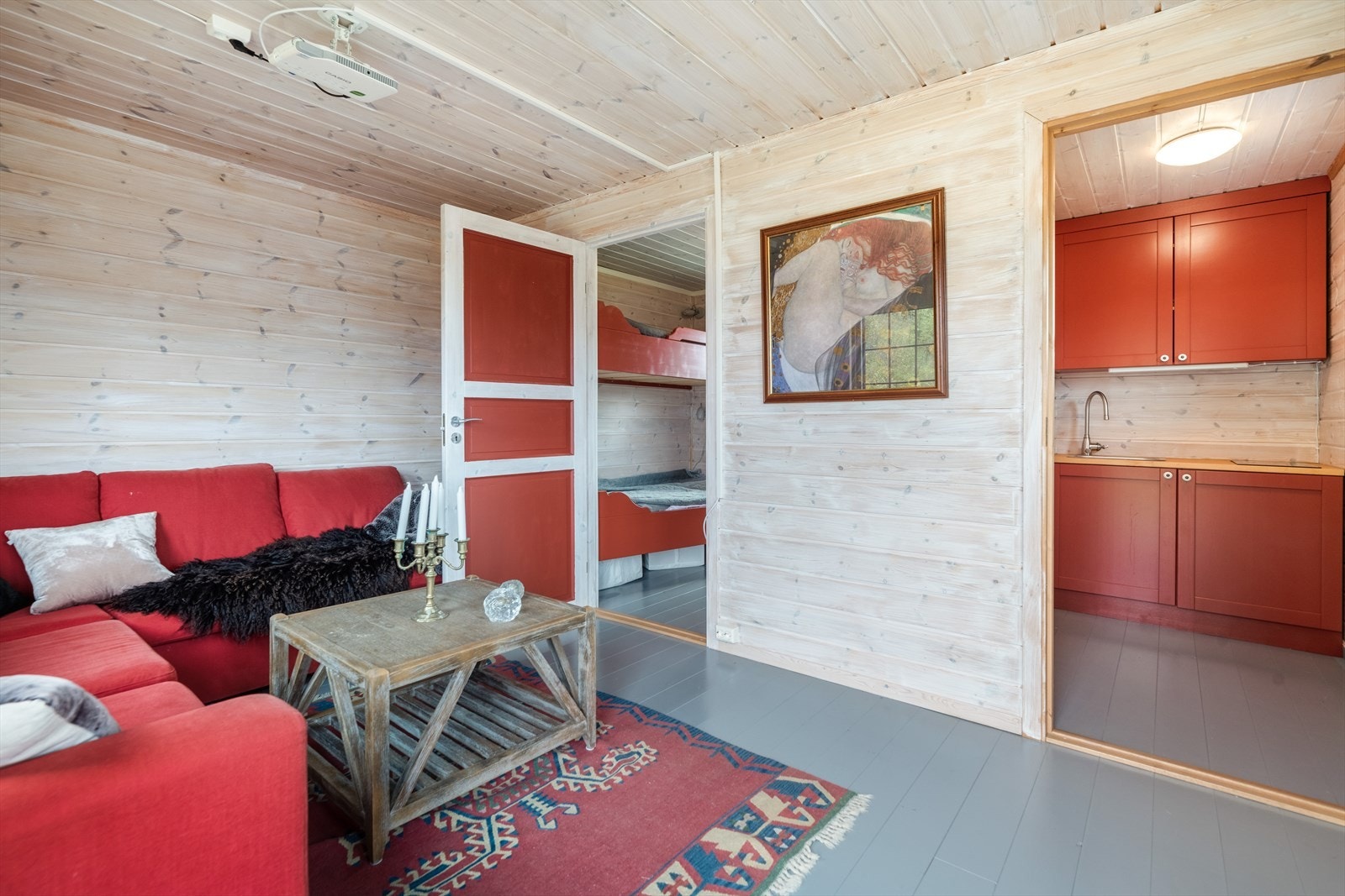 Her er det malte tregulv, og peiset panel på vegger og i himlinger. Galleribilde