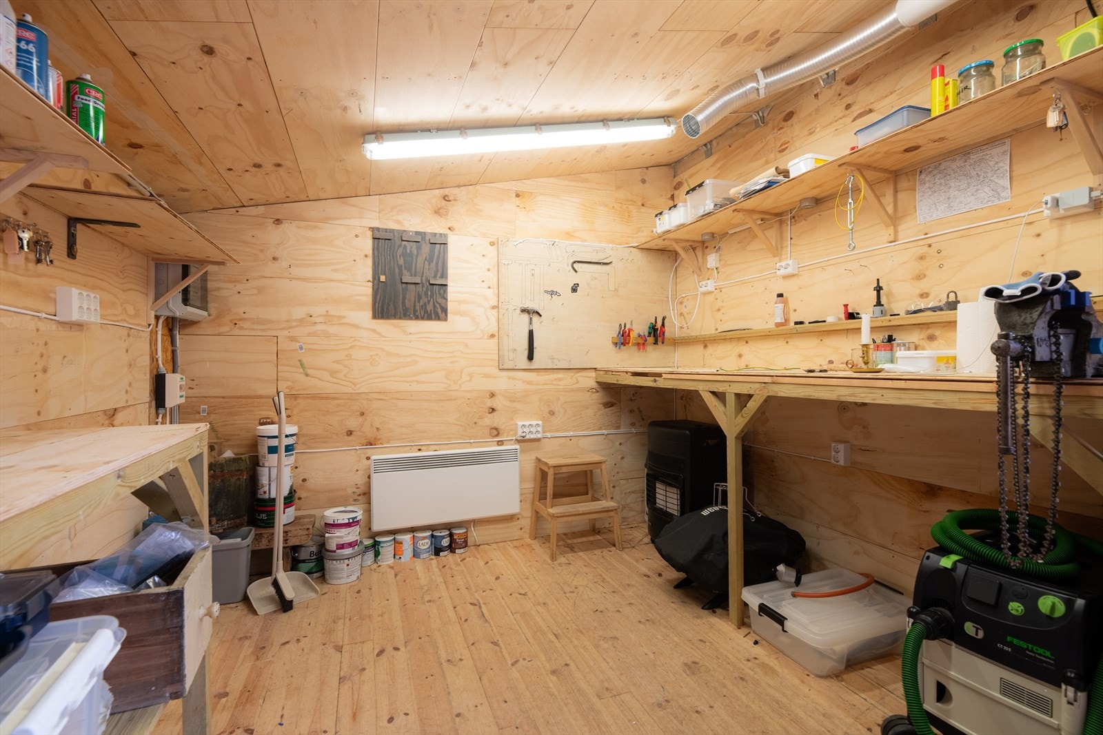 Verkstedet og vedskjulet er oppført i ca. 2017, og er på ca. 18 kvm. Ca. 11 kvm av dette er isolert. Galleribilde