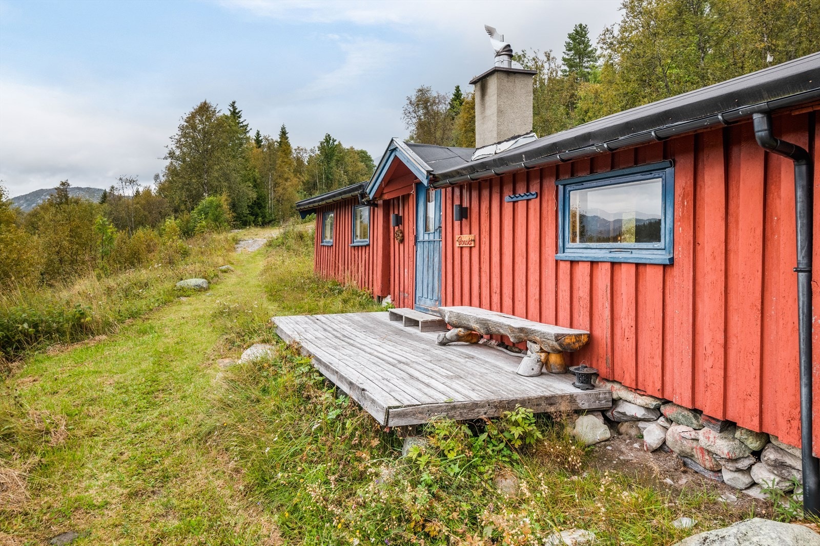 Hytta er opprinnelig oppført i ca. 1965 og senere tilbygget. Den er på ca. 30 kvm og innehar kjøkken, stue, spisestue og soverom. Galleribilde
