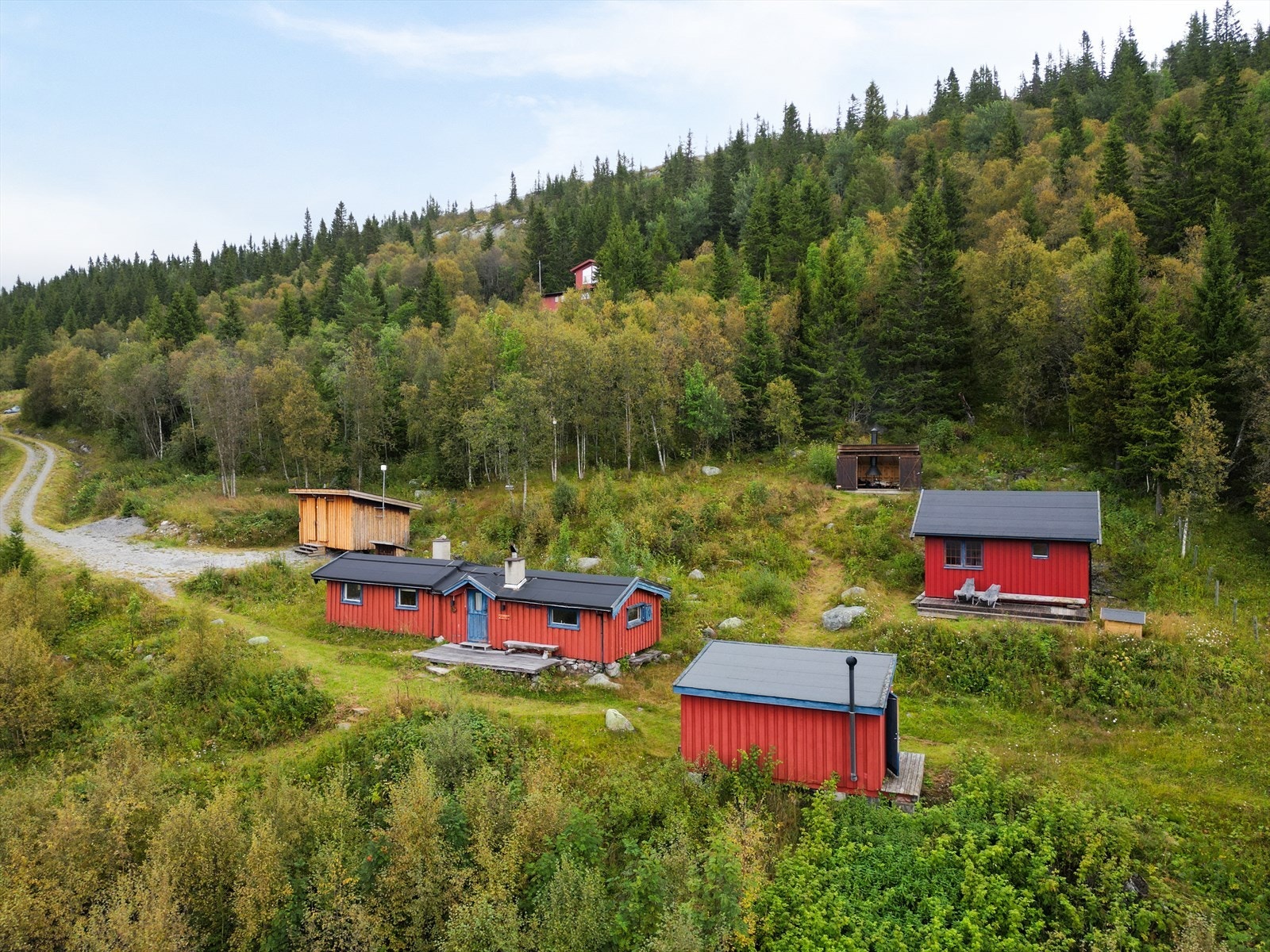 Bilvei frem til hytta. Innlagt vann med brønnvann og avløp til terreng (ikke godkjent), samt innlagt strøm. Galleribilde