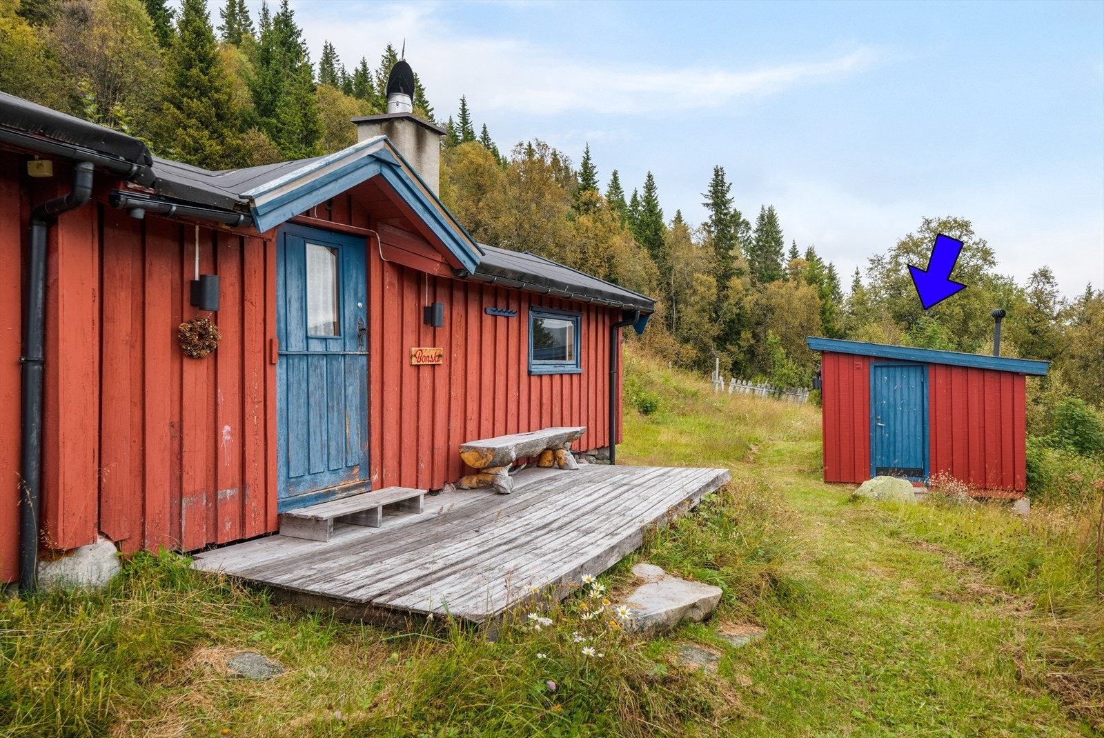 Bod med utedo er ca. 13 kvm og oppført i ca. 2009. Innvendig er utedoen kledd med trepanel. Galleribilde