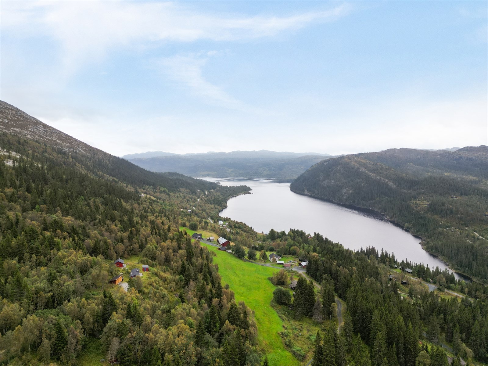 Ellers ligger Tuddal sentrum kun en kjøretur på ca. 10 minutter unna, med mulighet for å gjøre dagligvarehandelen ved Joker. Galleribilde