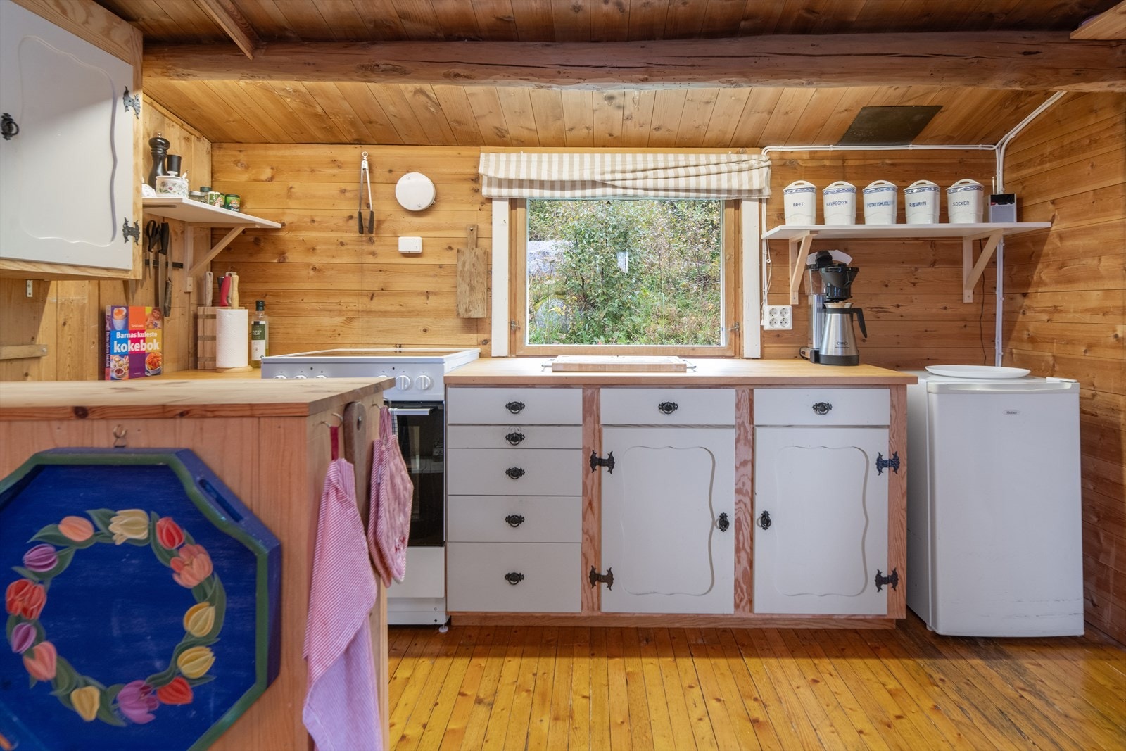 Flere veggmonterte hyller for ytterligere oppbevaring. Galleribilde