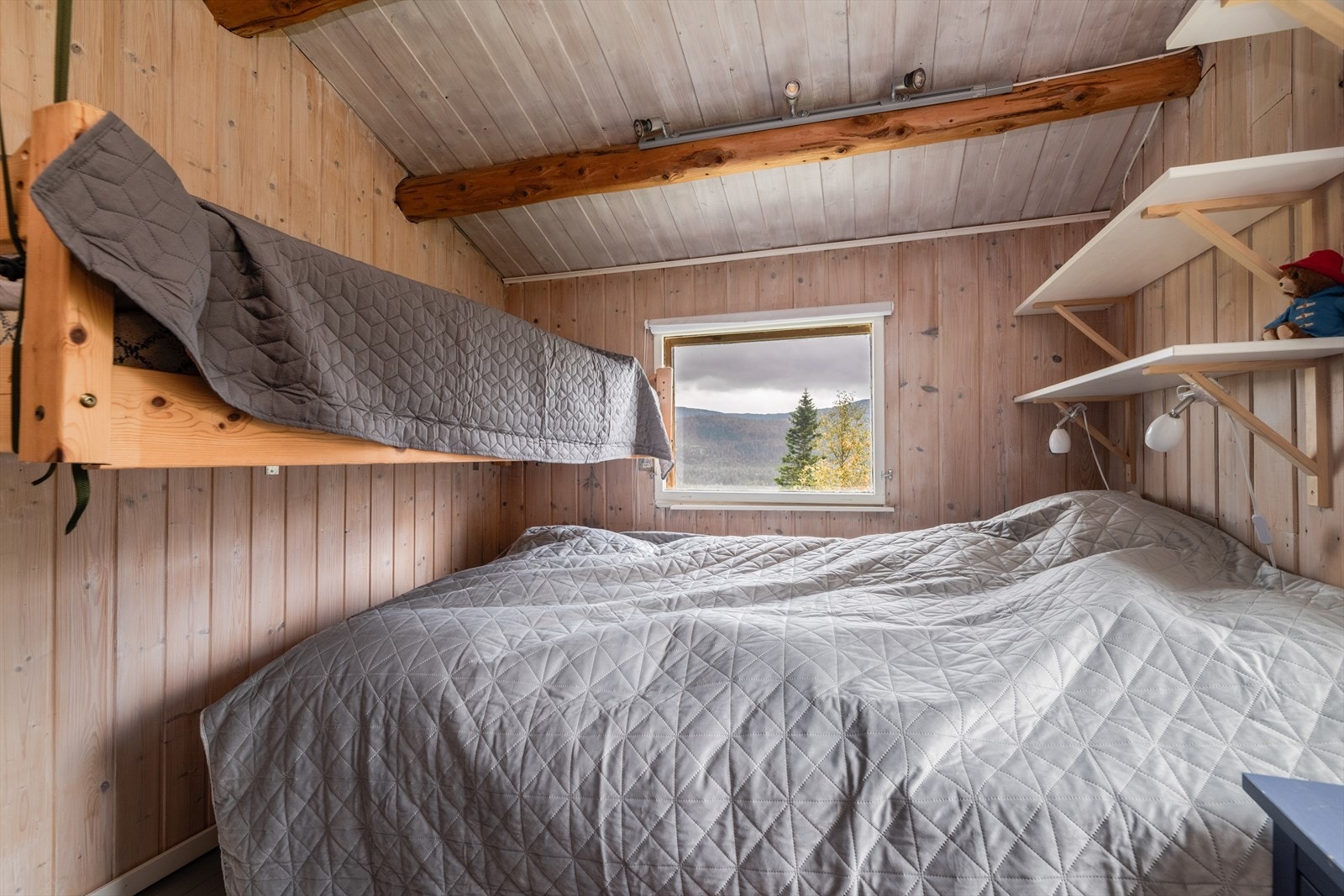 Bygningssakkyndig bemerker for øvrig at vinduene har for liten størrelse for å bli godkjent for rømningsvei. Galleribilde