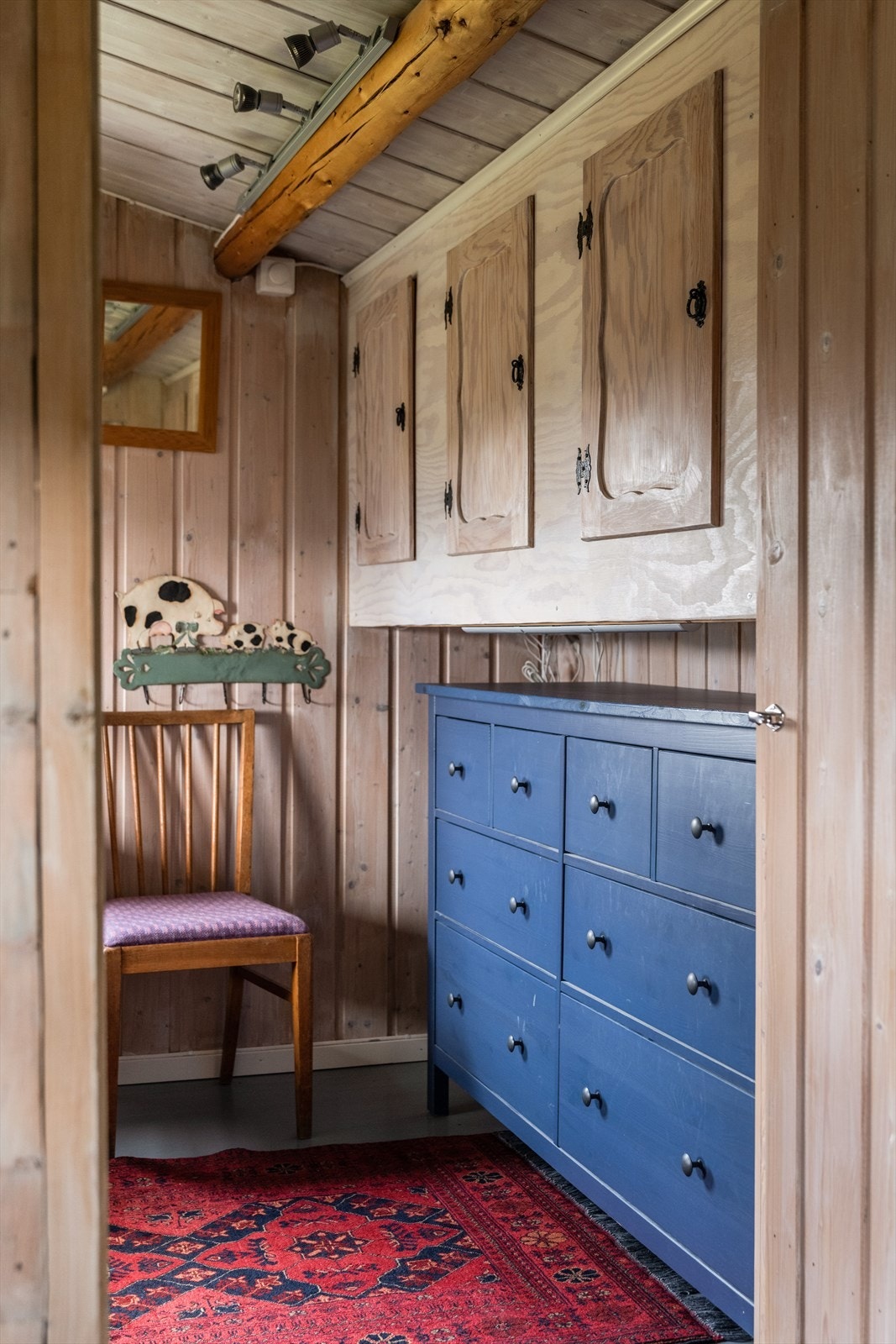 På innsiden av spisestuen er det et fint soverom med vindu mot nord og vest. Galleribilde