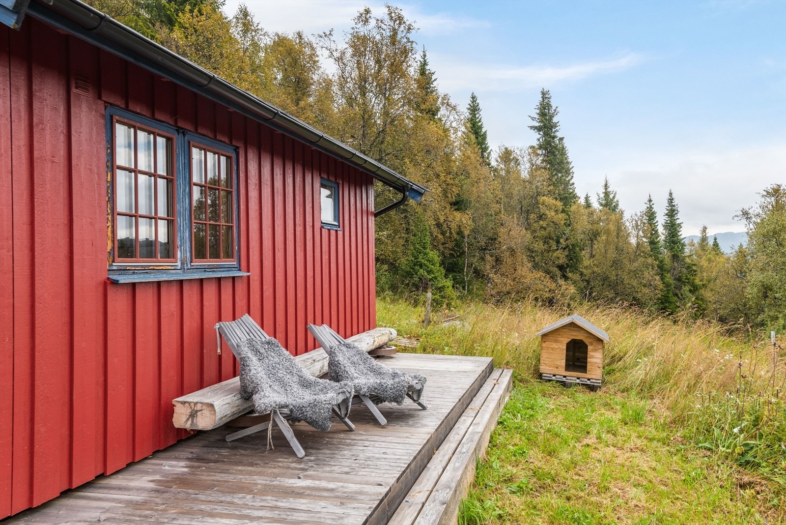 Foran hytta er det bygget en treplatting hvor utsikten og roen kan nytes i hytteveggen. Det er også en deilig terrasse ved annekset mot vest. Galleribilde