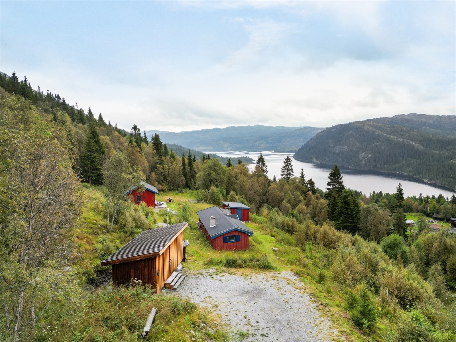 Et idyllisk og nydelig hyttetun bestående av hytte, anneks, bod med utedo, verksted med vedskjul samt en gapahuk. Galleribilde
