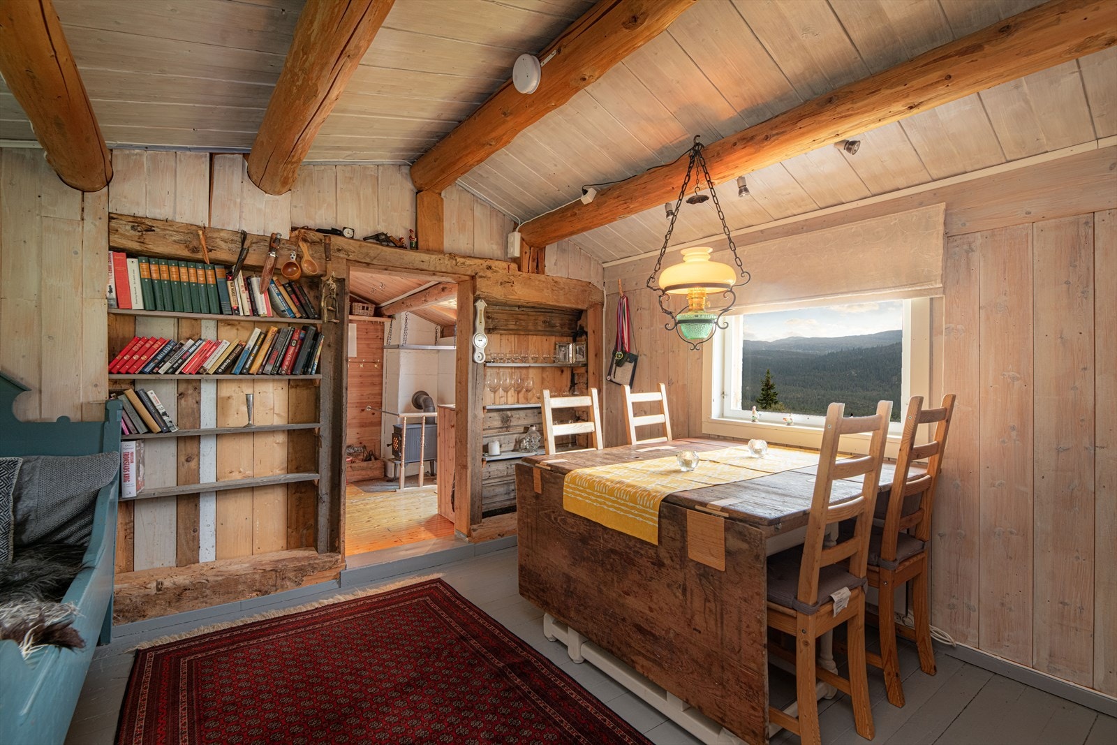 I motsatt ende av kjøkkenet, mot nord, ligger det en sjarmerende spisestue hvor det i dag er møblert med spisebord ved vinduet, som gir flott utsikt. Galleribilde