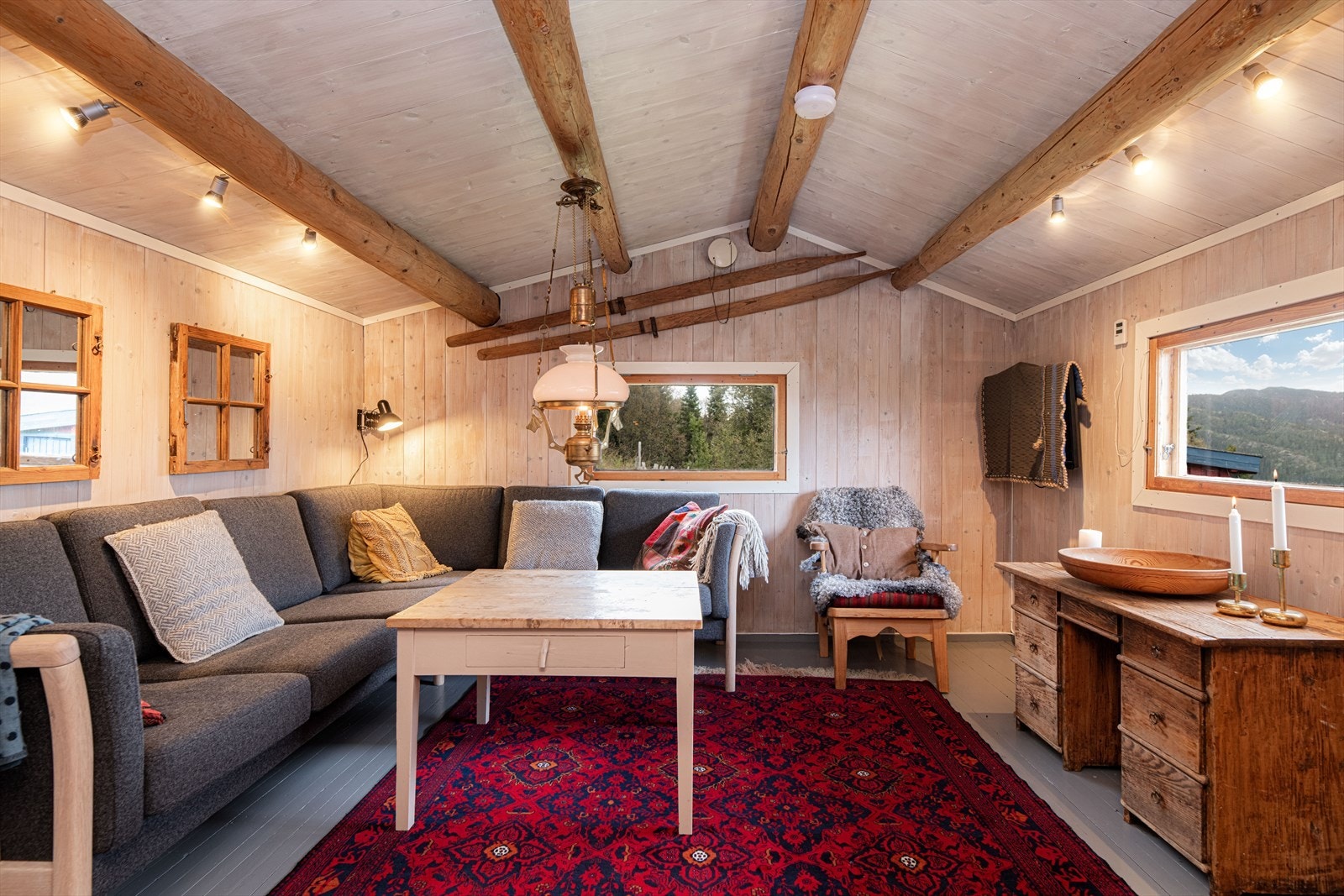 På innsiden av kjøkkenet mot syd er det en koselig og lun stue hvor det er fin plass til sofagruppe og annet møblement. Galleribilde