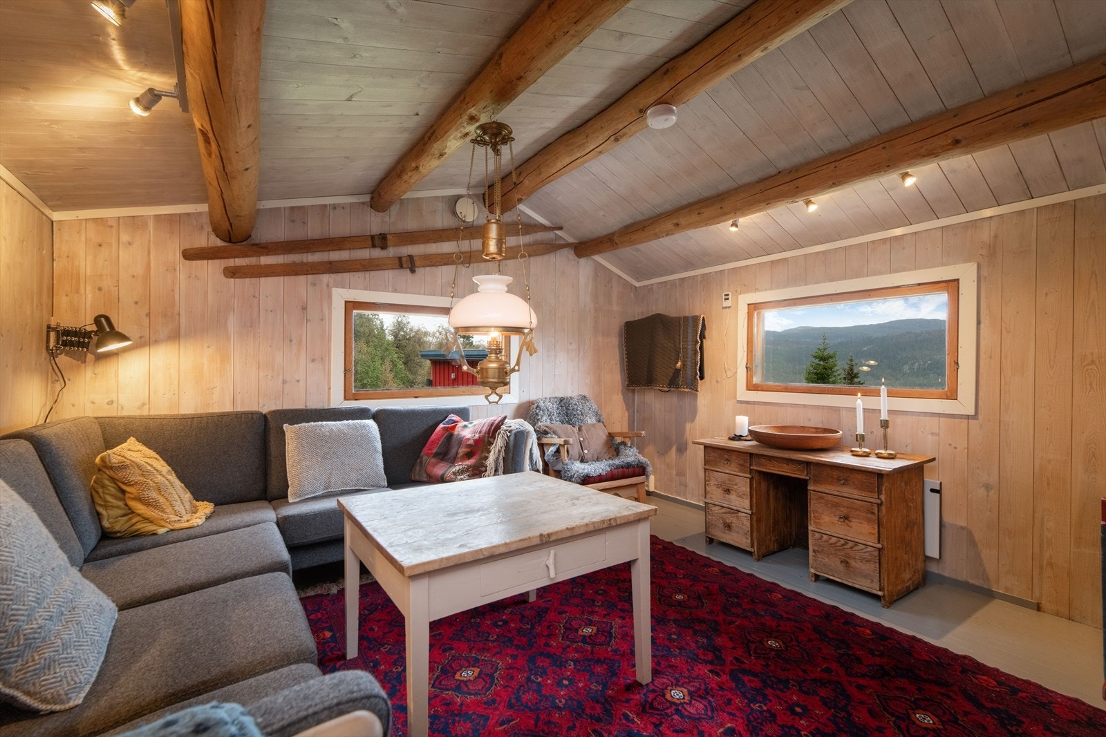 Gode vindusflater mot vest og syd som gir vakkert utsyn til den fantastiske utsikten eiendommen har. Galleribilde