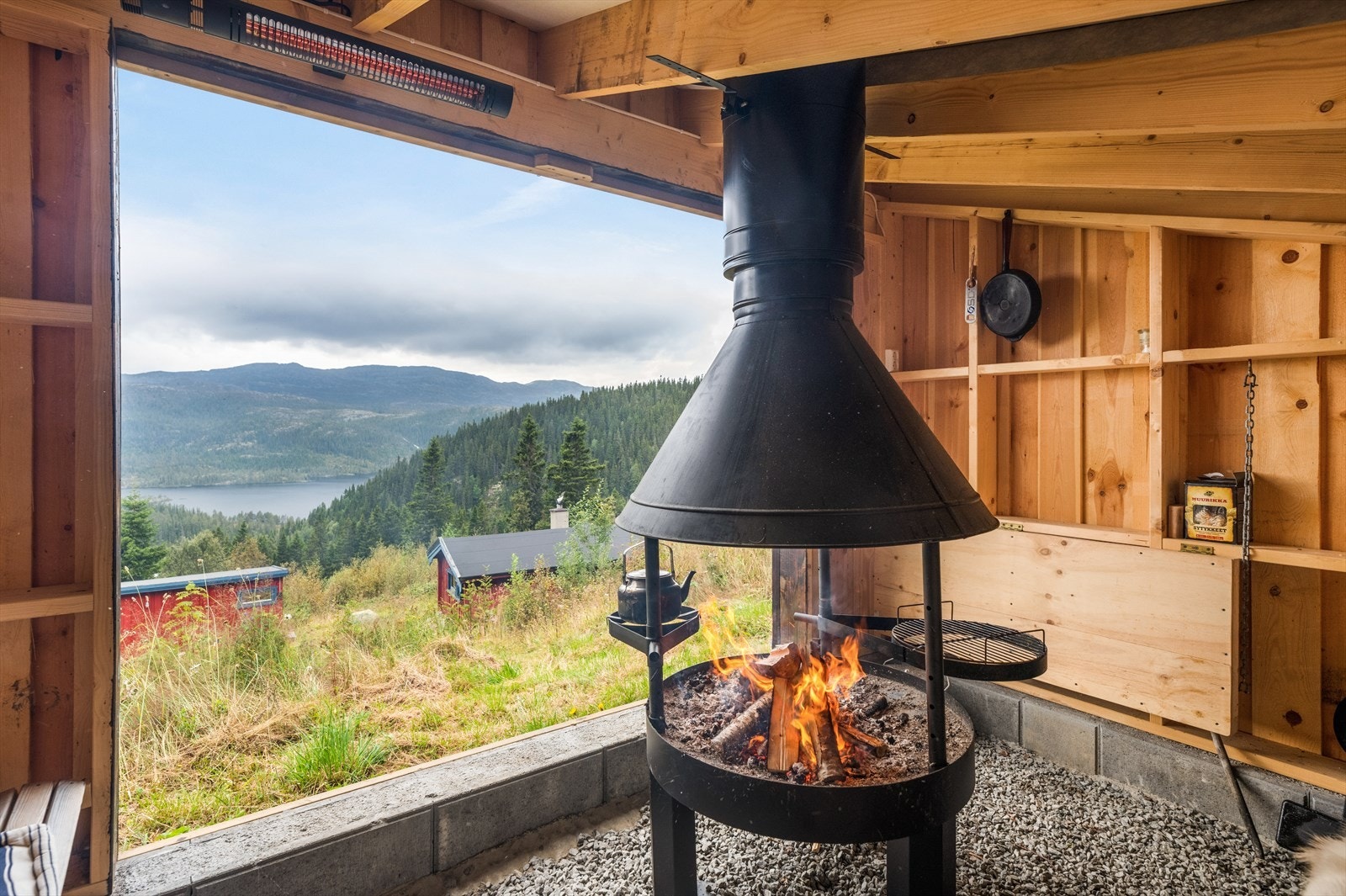 Vakker utsikt fra den hyggelige gapahuken på oppsiden av hytta. Galleribilde