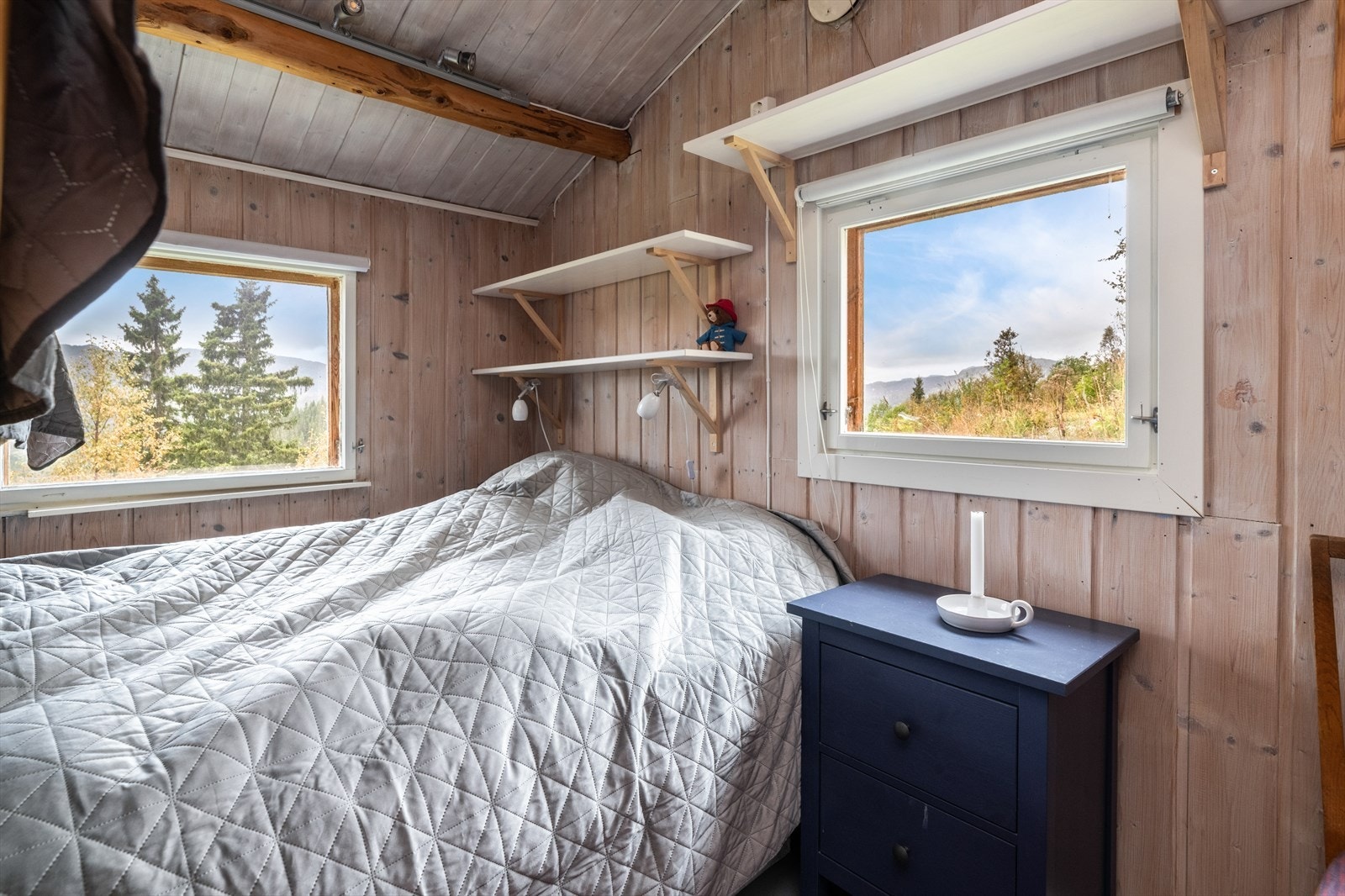 I rommet er det en dobbeltseng samt en plassbygget, vegghengt enkeltseng over dobbeltsengen i fotenden. Galleribilde