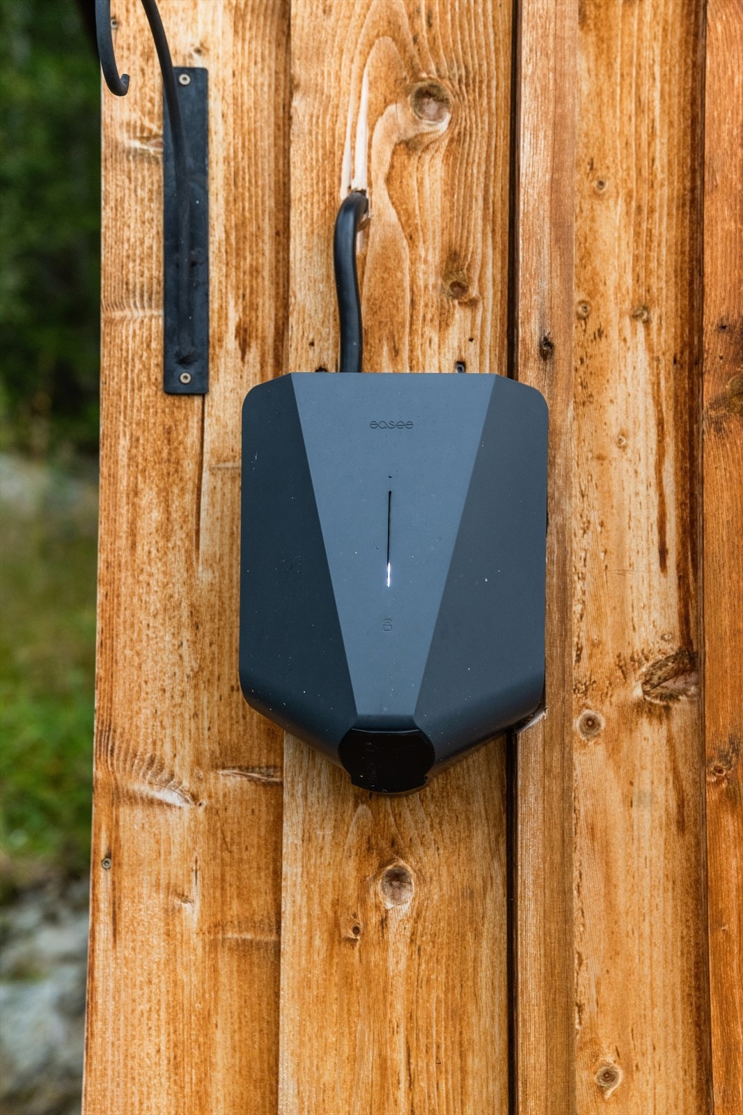 Det er også montert el-bil lader på yttervegg til verkstedet. Galleribilde